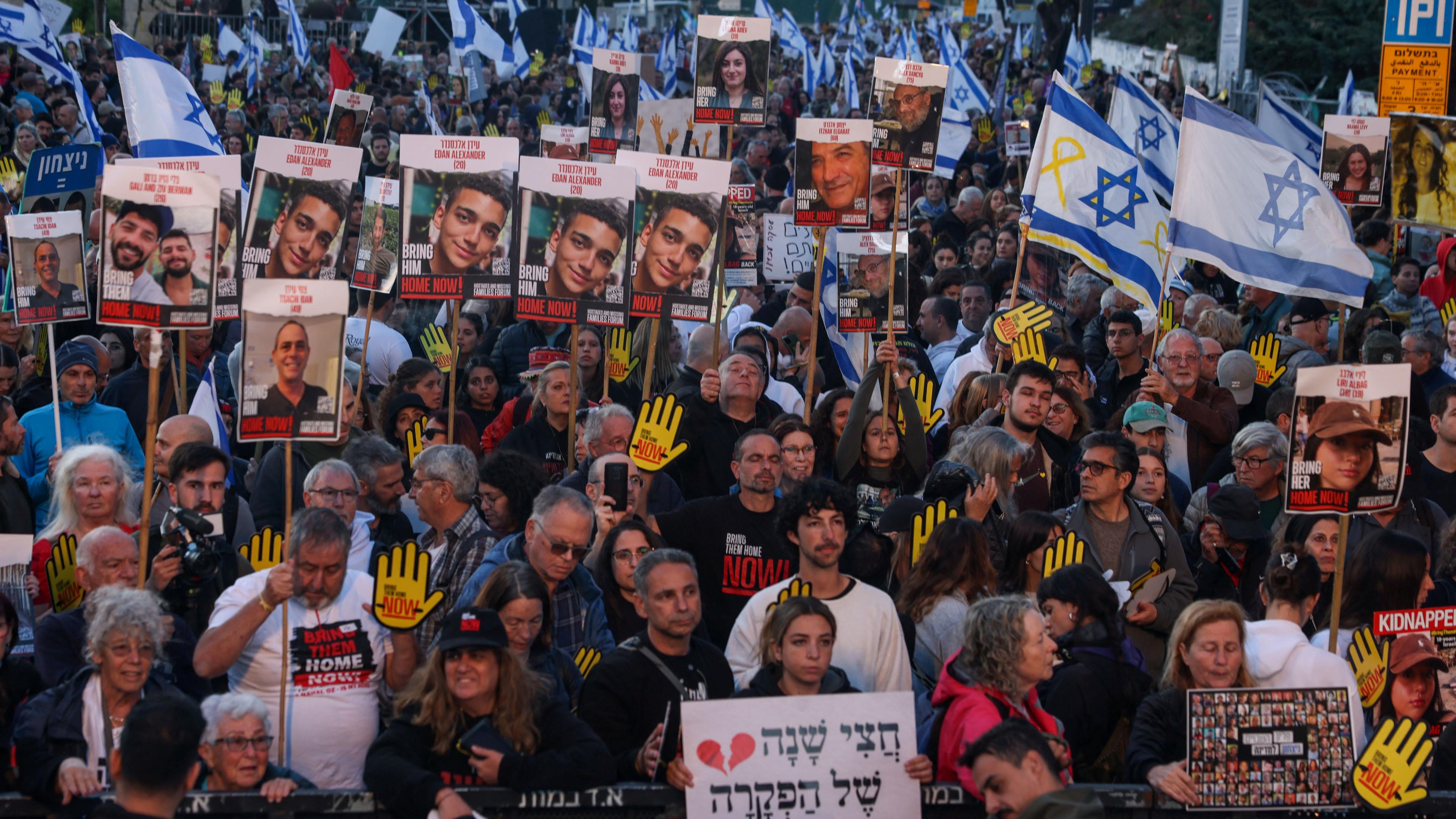 Israelis demonstrieren in der Nähe der Knesset für die sofortige Freilassung der Geiseln