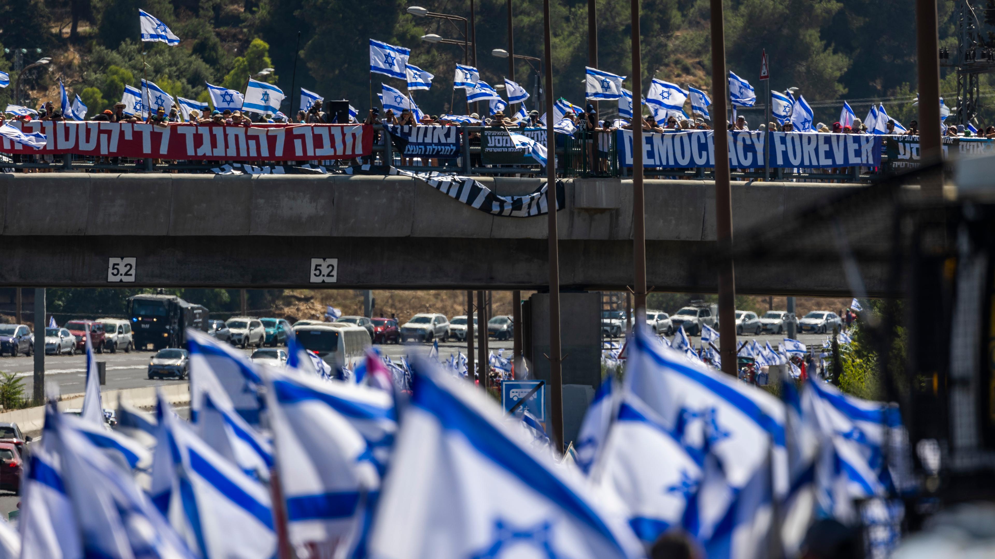 Tausende israelische Demonstranten marschieren entlang einer Autobahn, um gegen die geplante Justizreform der Regierung des israelischen Ministerpräsidenten Netanjahu zu protestieren.