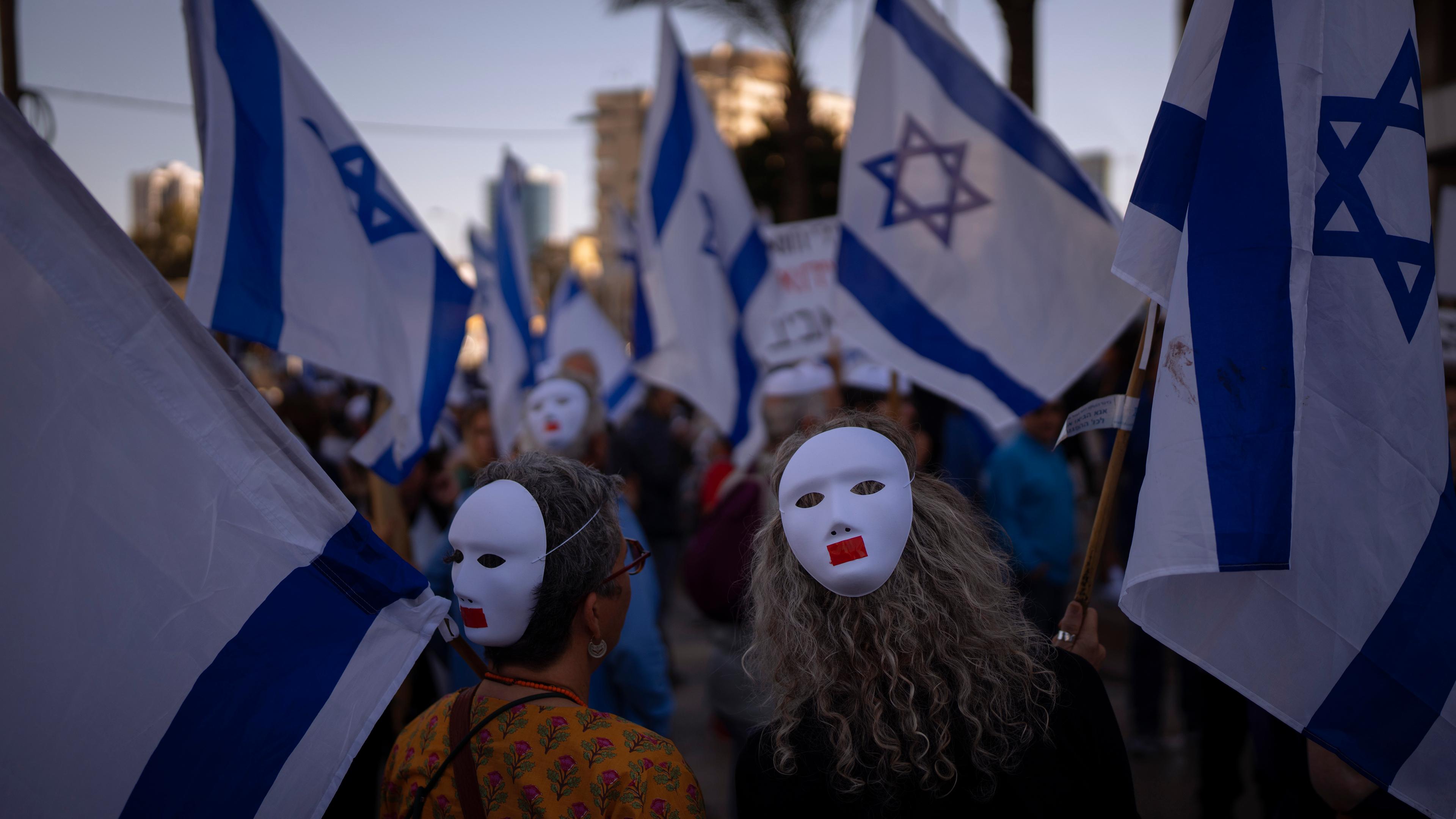 Demionstranten auf den Straßen von Tel Aviv in Israel