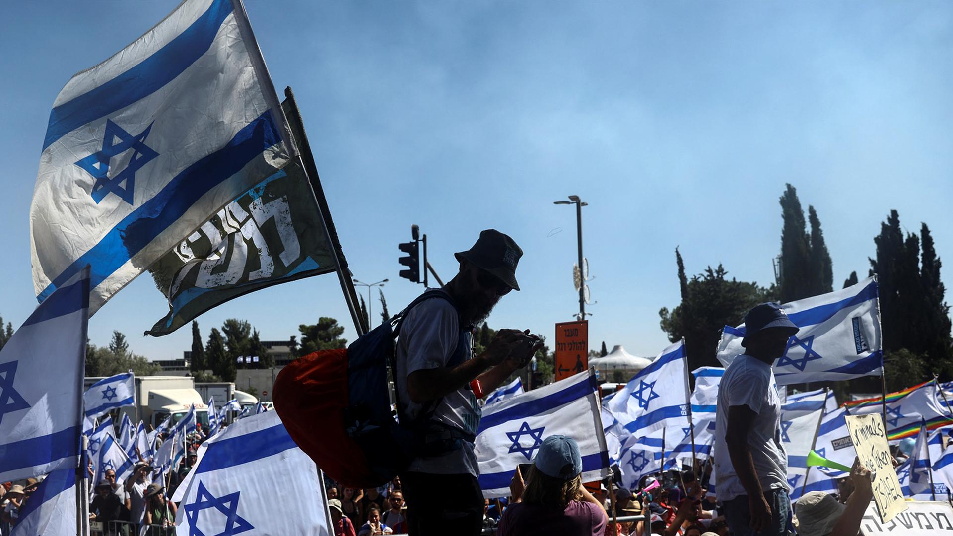Protestierende mit Israelischen Flaggen in der Hand 