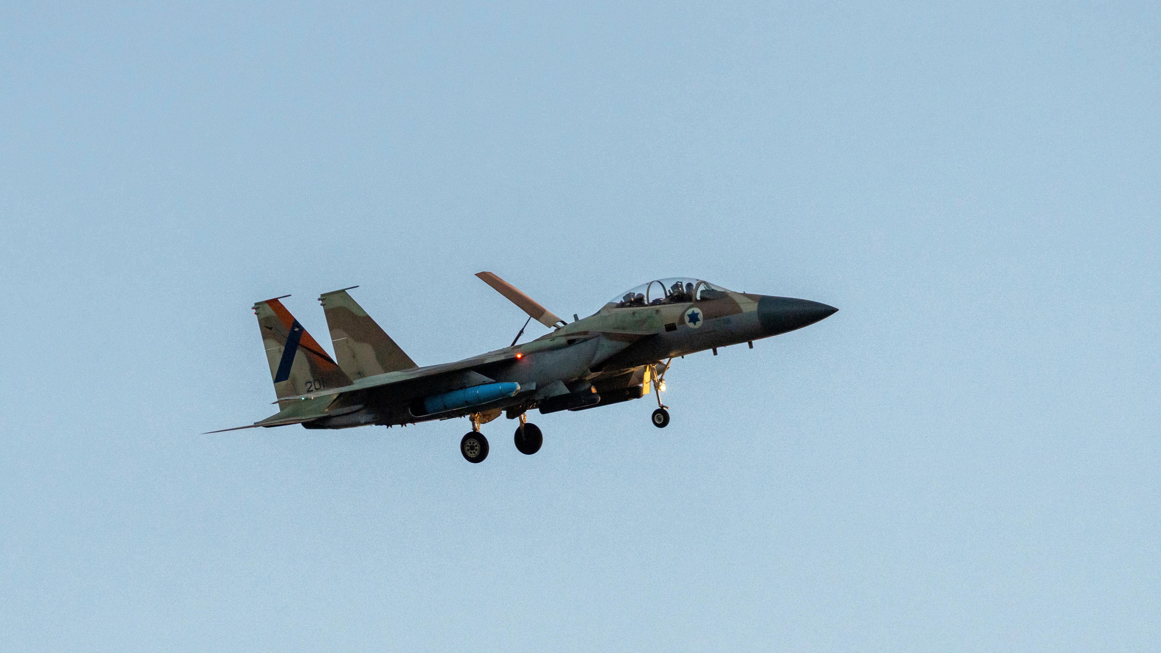 Ein Kampfflugzeug des Typs F-15 der israelischen Luftwaffe landet im Zentrum des Landes