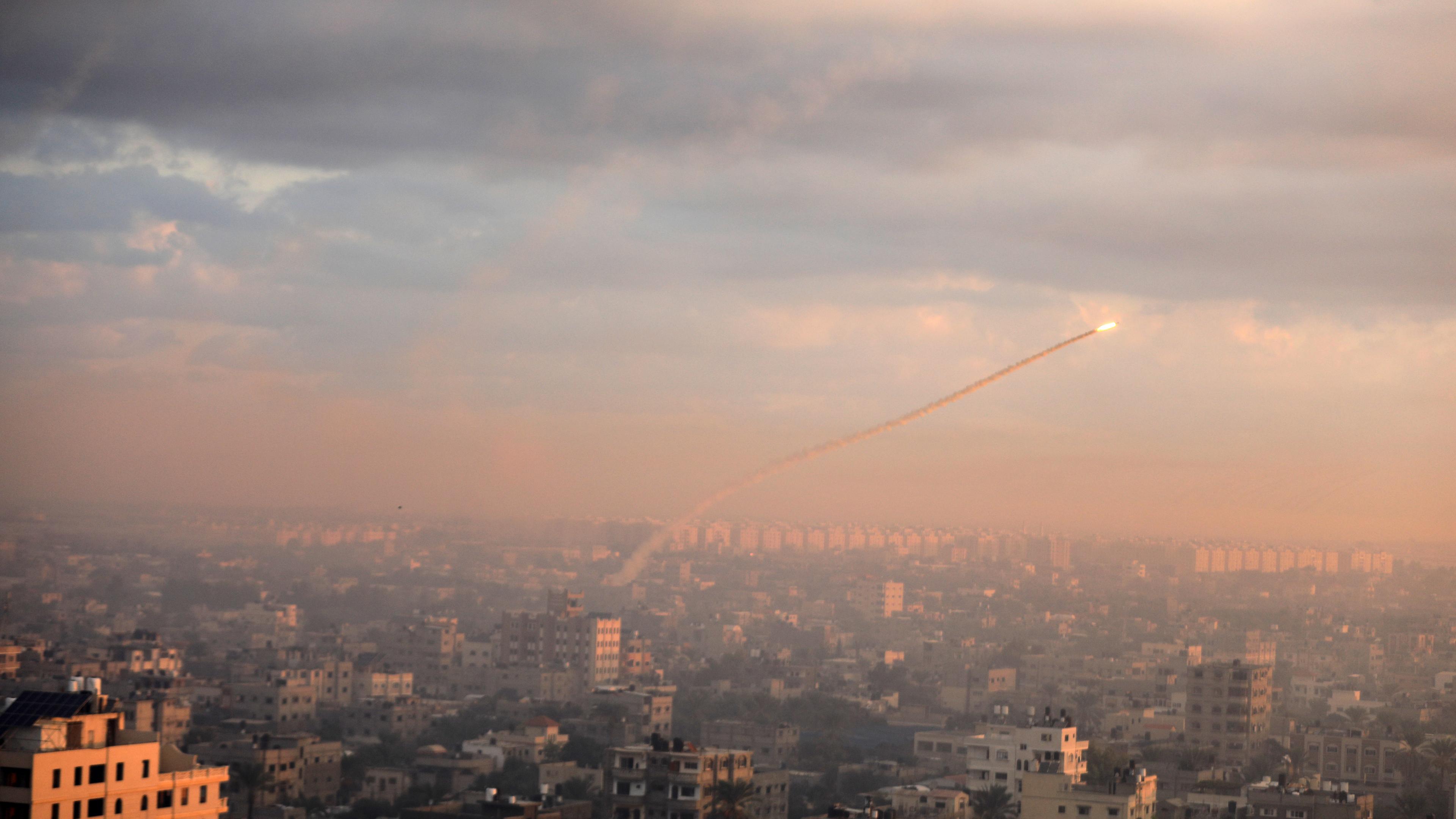 Eine aus dem Gazastreifen auf Israel abgefeuerte Rakete ist am Himmel der südlichen Gazastreifenstadt Khan Younis zu sehen. 