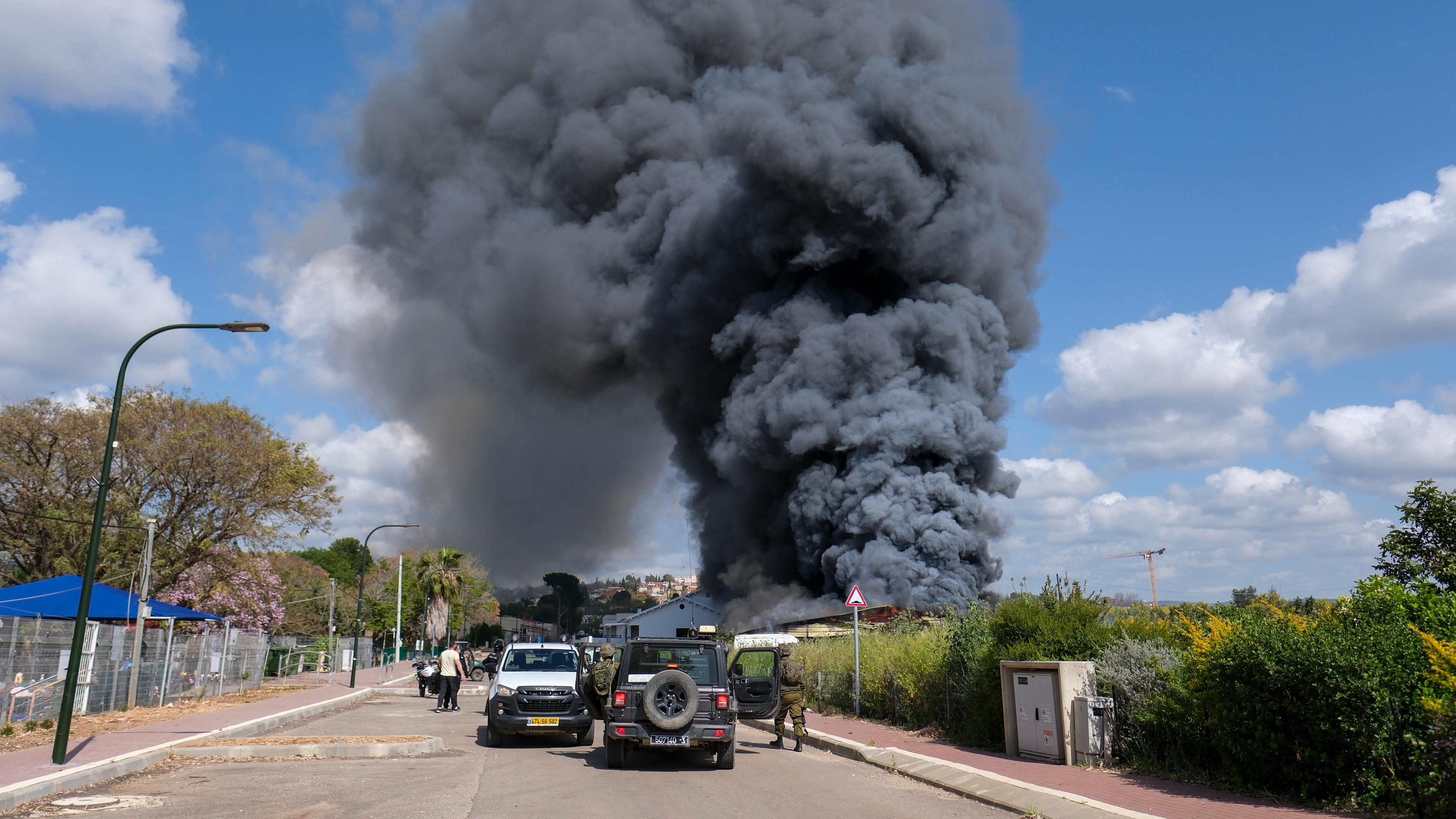 Das Bild zeigt eine Rauchwolke, die durch einen Raketeneinschlag verursacht wurde.