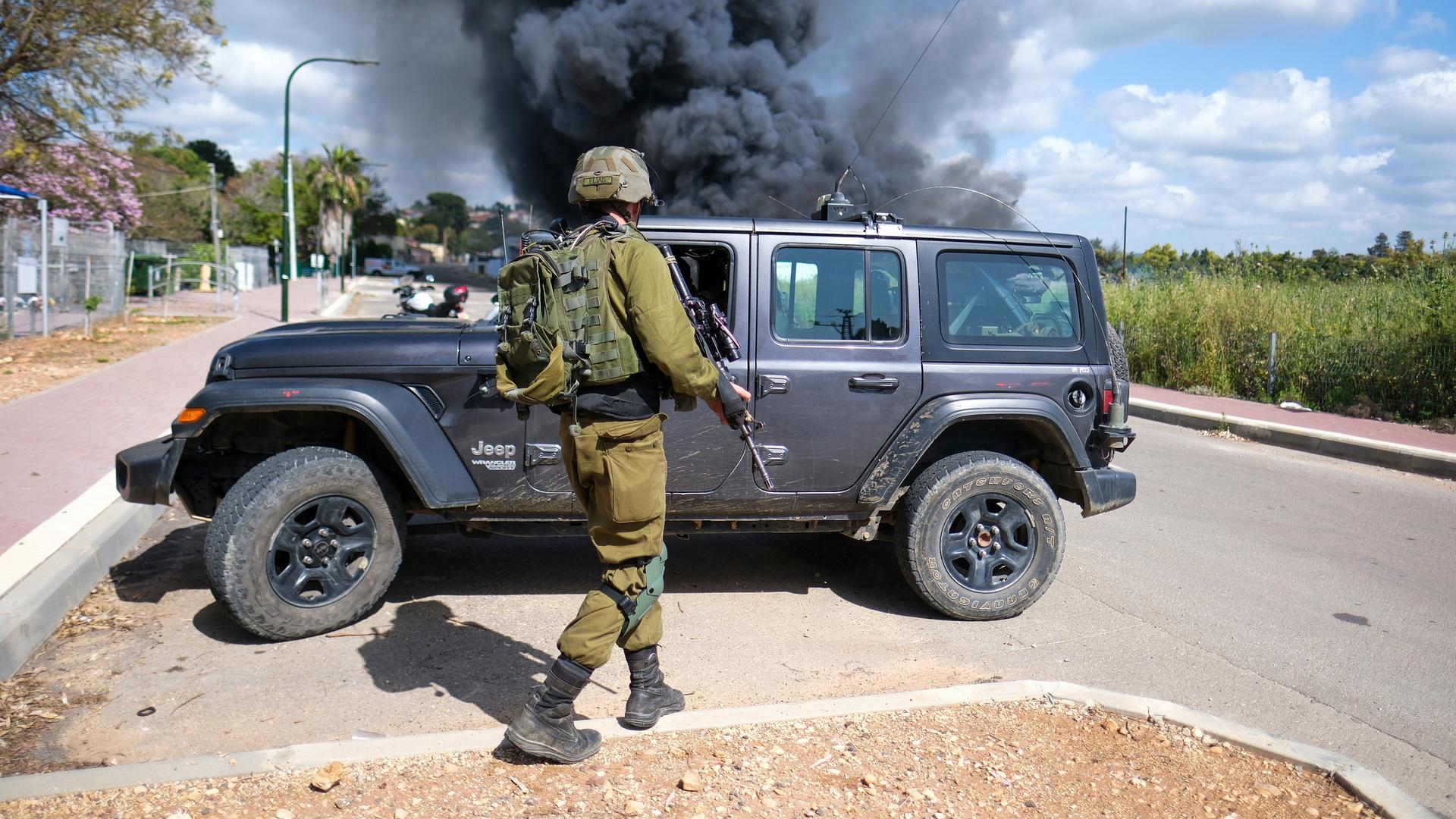 Zu sehen ist im Hintergrund aufsteigender Rauch nach den Raketen aus dem Libanon auf Israel. Im Vordergrund 