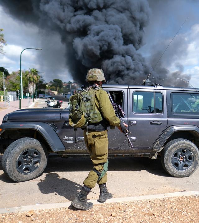 Zu sehen ist im Hintergrund aufsteigender Rauch nach den Raketen aus dem Libanon auf Israel. Im Vordergrund 