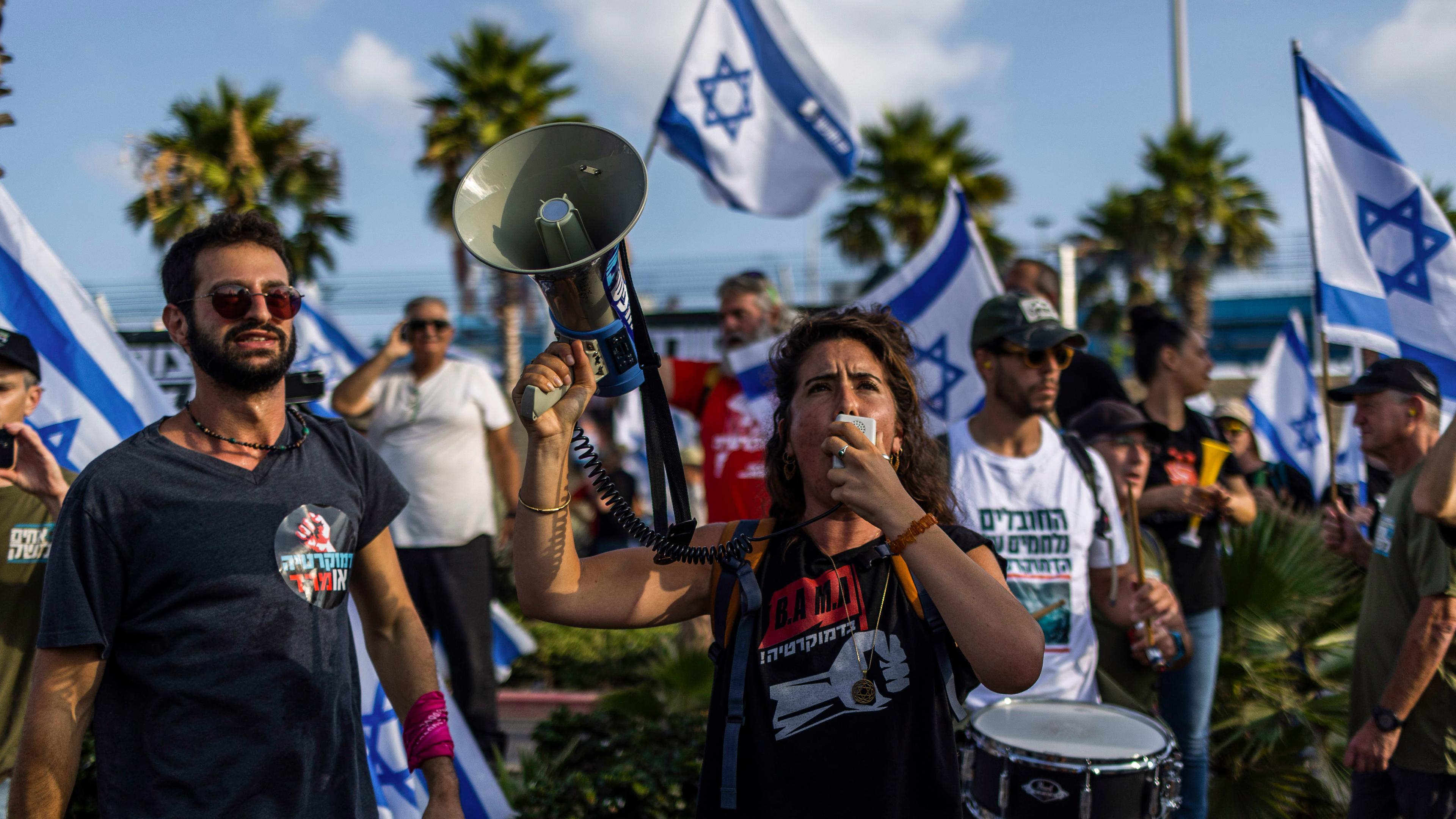 Zu sehen sind Protestierende in Haifa/Israel.
