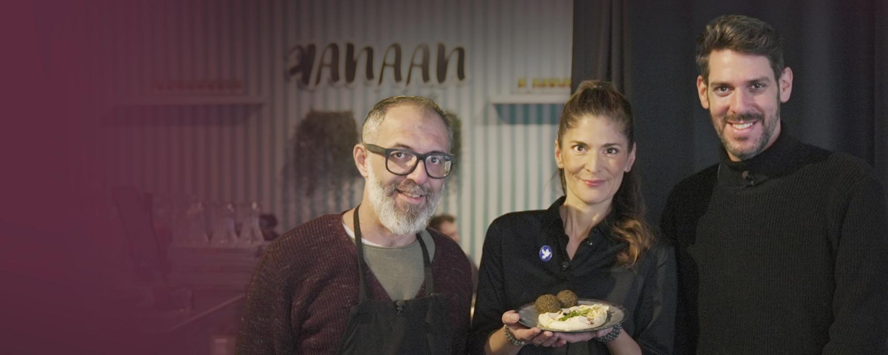 Katty Salié mit Jalil Debit und Oz Ben David vom "Friedens-Restaurant" Kanaan in Berlin