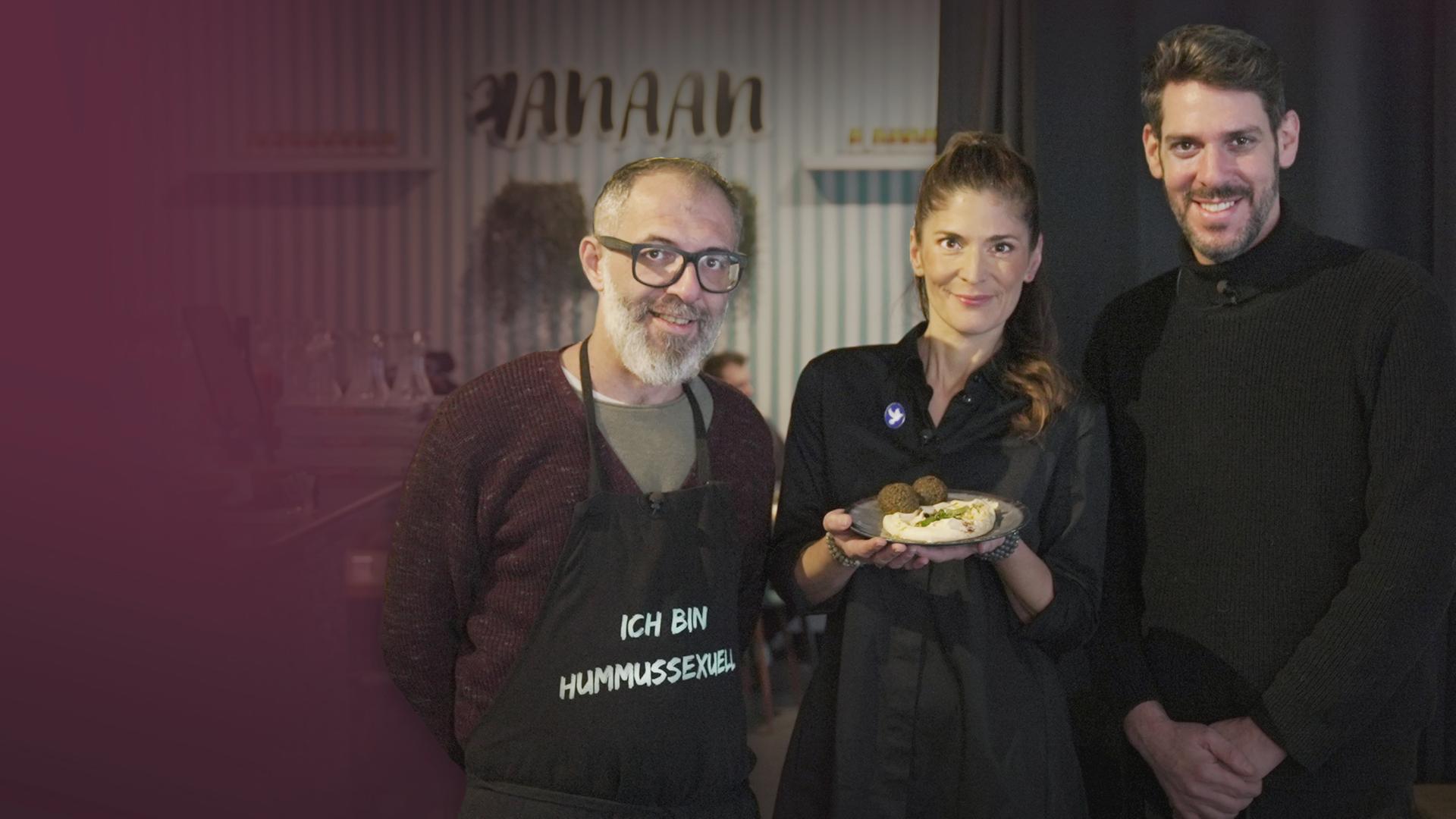 Katty Salié mit Jalil Debit und Oz Ben David vom "Friedens-Restaurant" Kanaan in Berlin