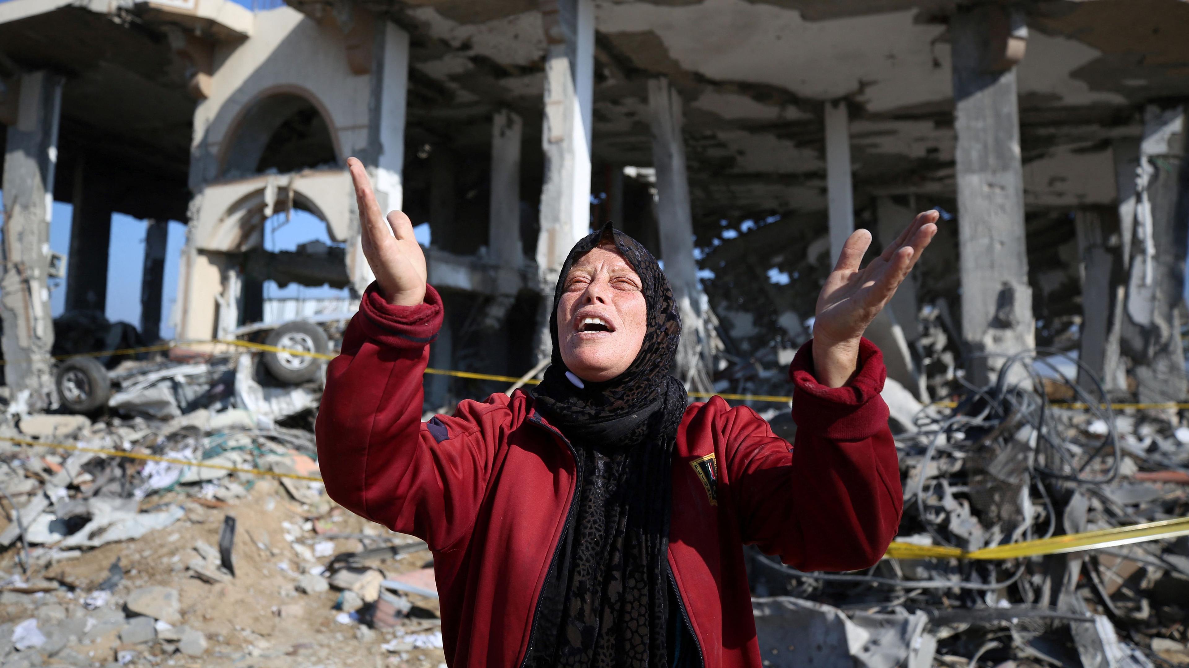 Eine palästinensische Frau reagiert vor einem zerstörten Gebäude im Flüchtlingslager Al-Maghazi im Zentrum des Gazastreifens, aufgenommen am 17.01.2024