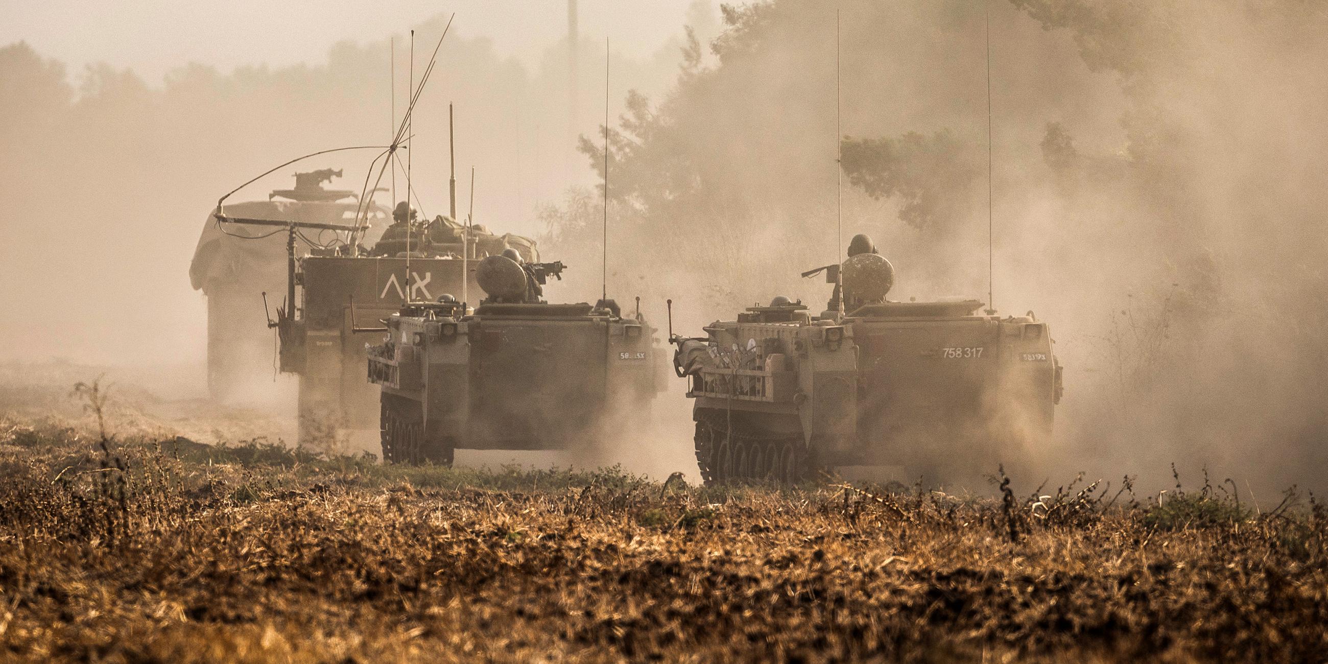 Israelische Militärfahrzeuge wirbeln Staub auf
