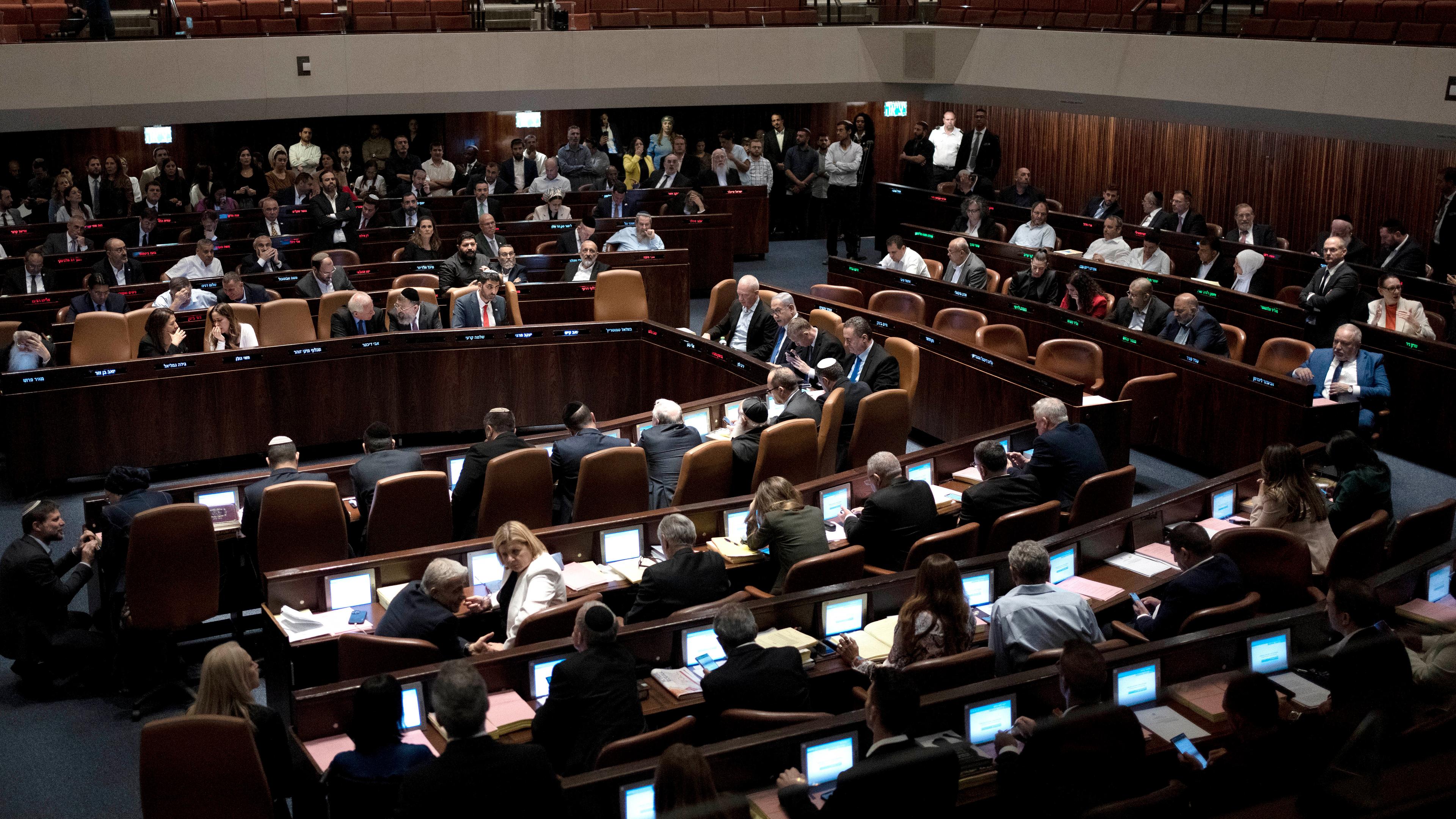 Israels Premierminister Benjamin Netanjahu, am Kopfende des Tisches, Mitte rechts, und Gesetzgeber nehmen an einer Sitzung der Knesset, Israels Parlament, in Jerusalem teil