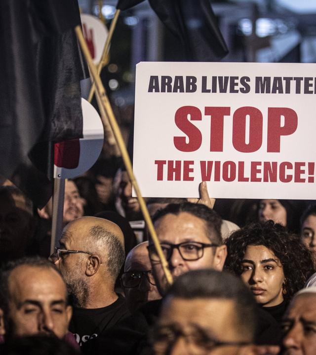 Ein Protestiernder hält ein Plakat mit der Aufschrift "Arab Lives Matter. Stop The Violence!"