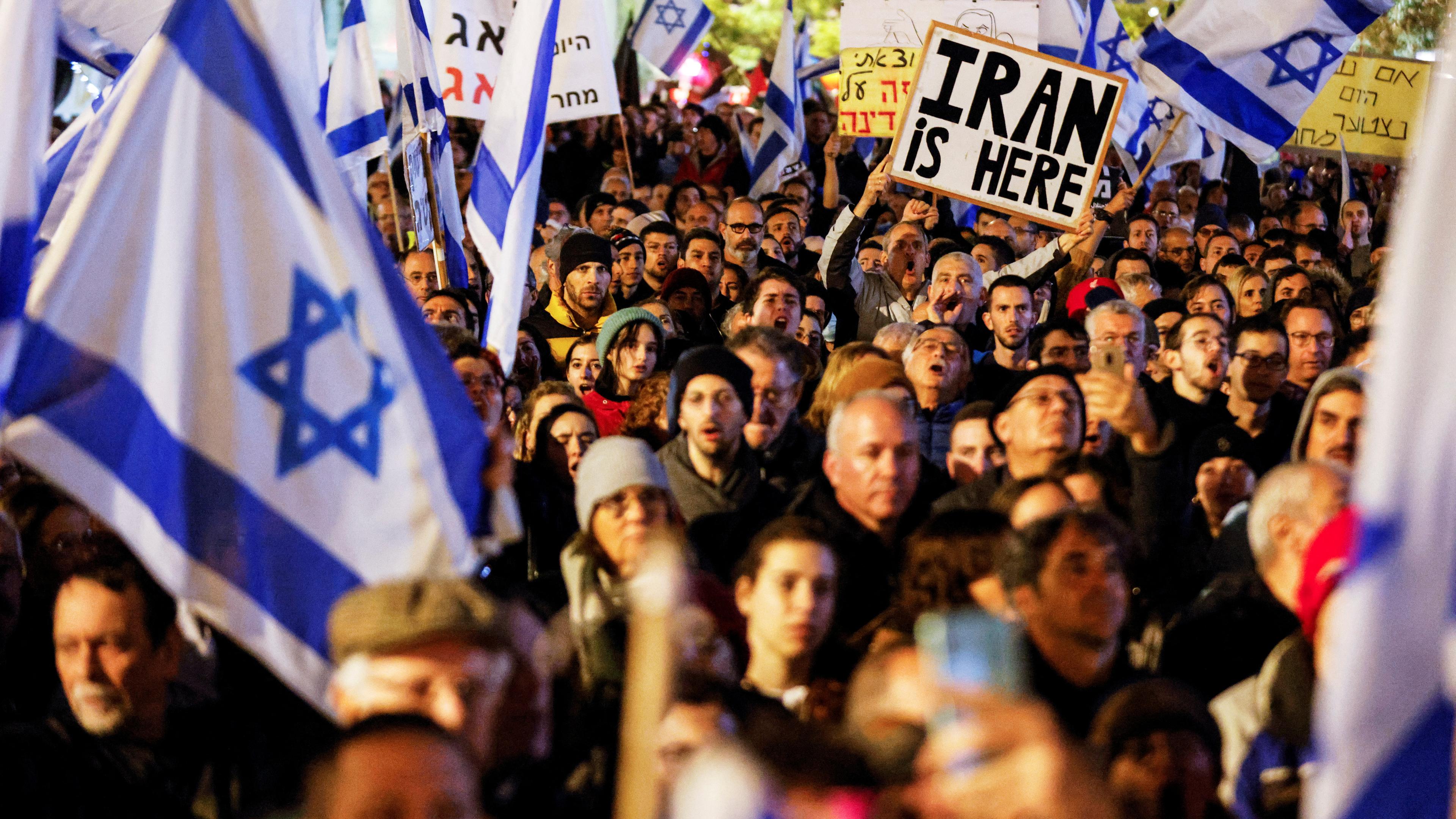 Tausende Israelis protestieren in Tel Aviv gegen die aktuelle Regierung von Benjamin Netanjahu.