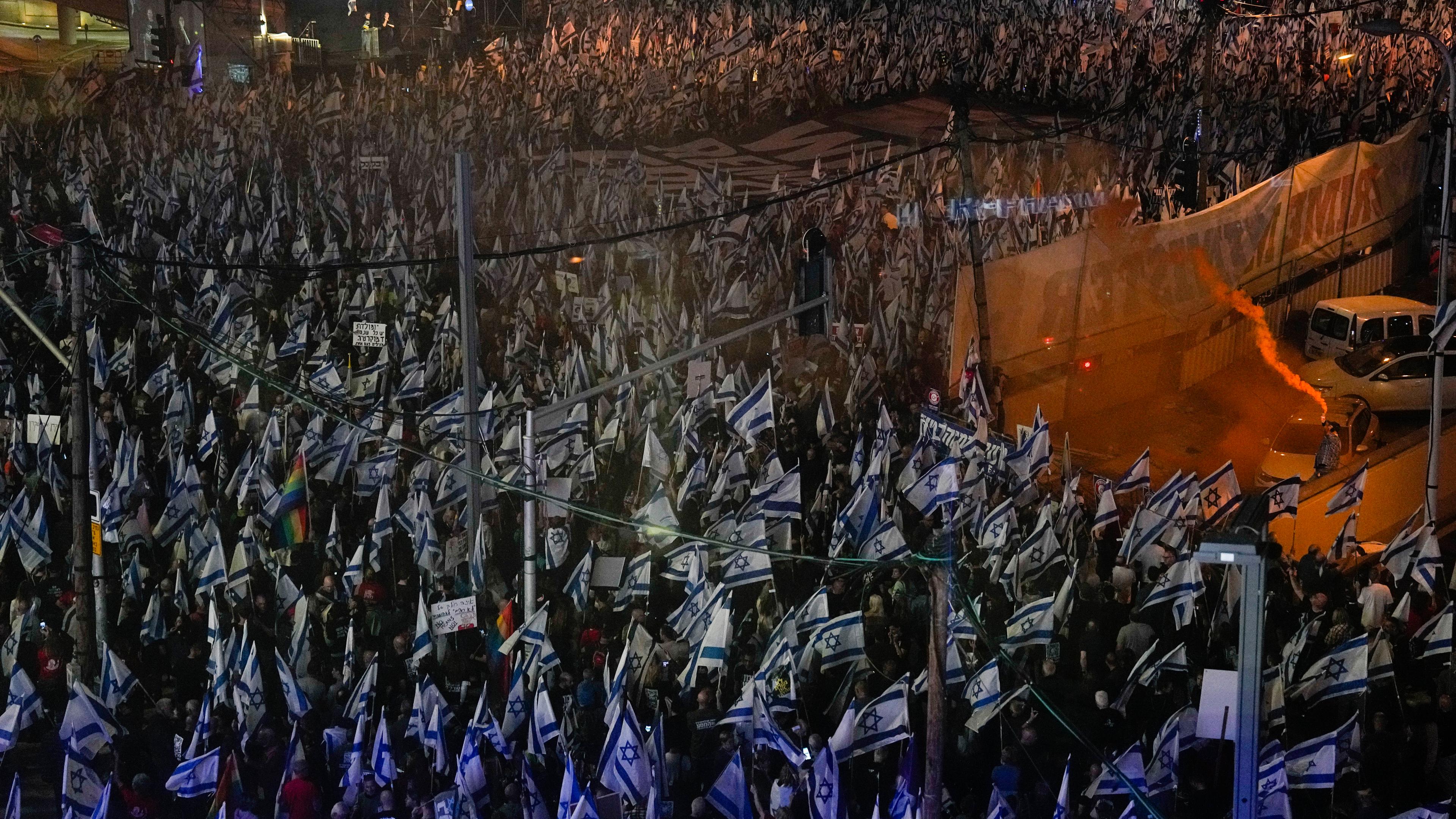 Menschen protestieren gegen die Pläne zur Reformierung des Justizsystems in Tel Aviv.