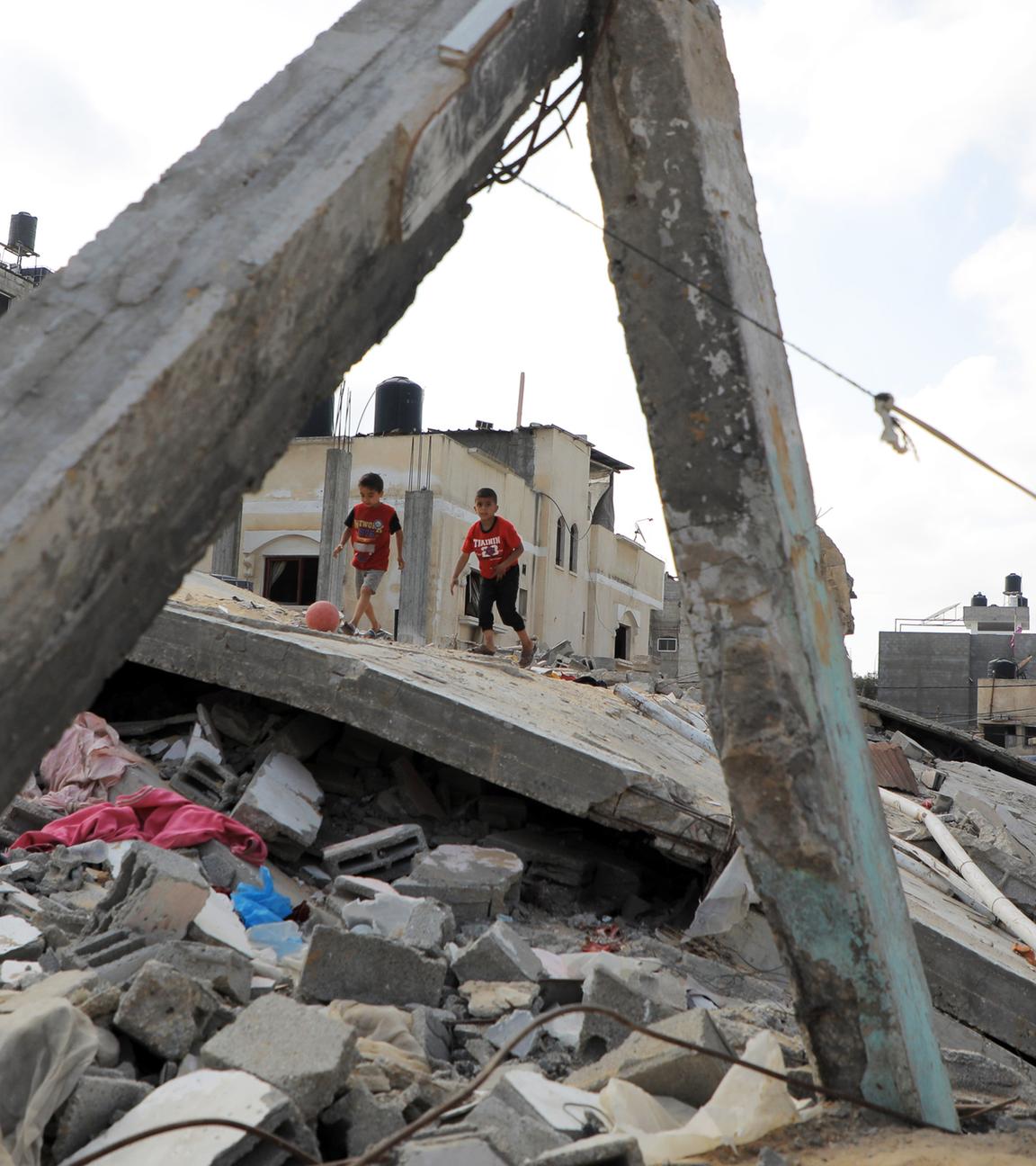 Kinder spielen zwischen den Trümmern zerstörter Häuser in der Stadt Rafah im südlichen Gazastreifen, aufgenommen am 22.04.2024