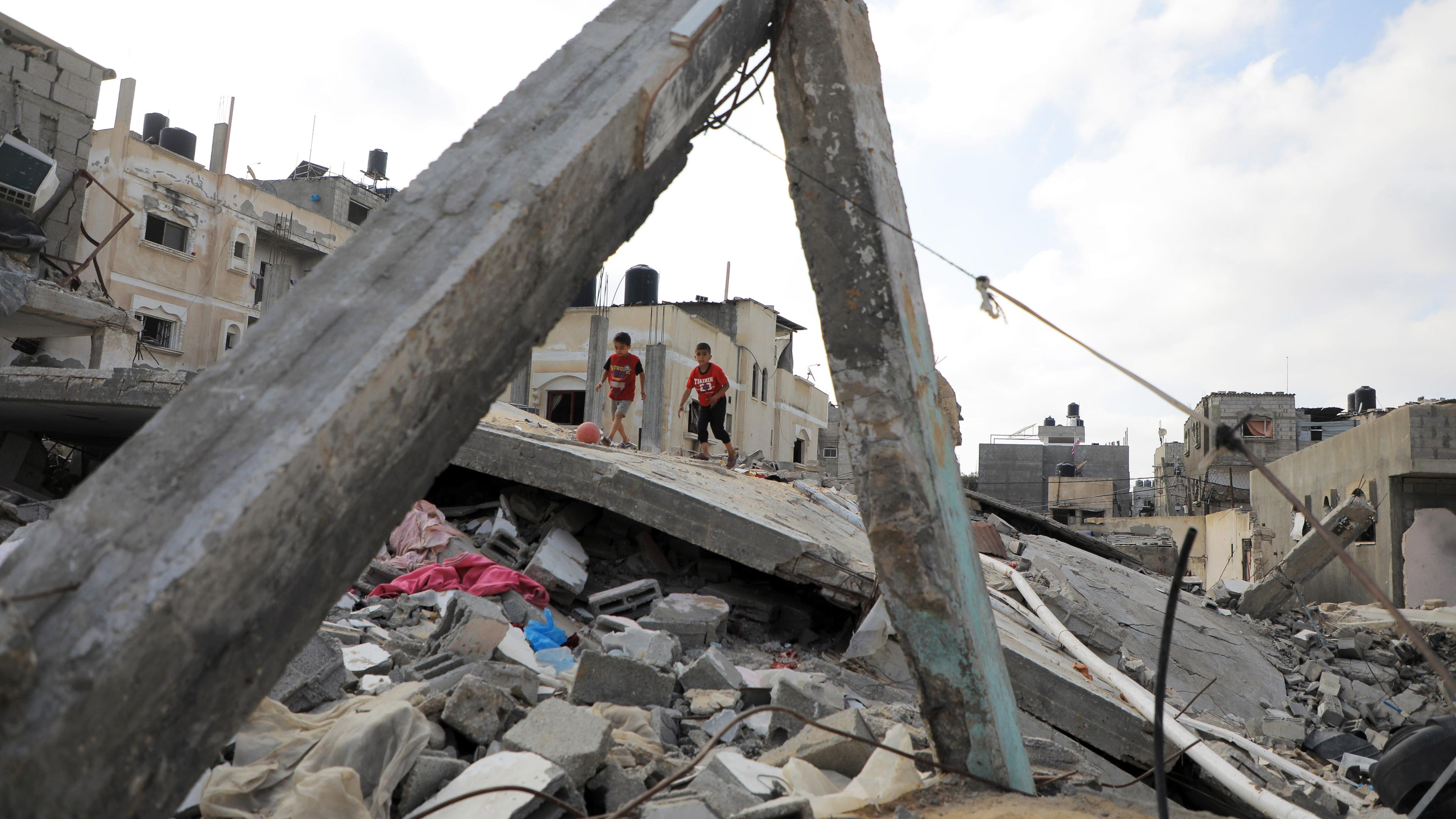 Kinder spielen zwischen den Trümmern zerstörter Häuser in der Stadt Rafah im südlichen Gazastreifen, aufgenommen am 22.04.2024