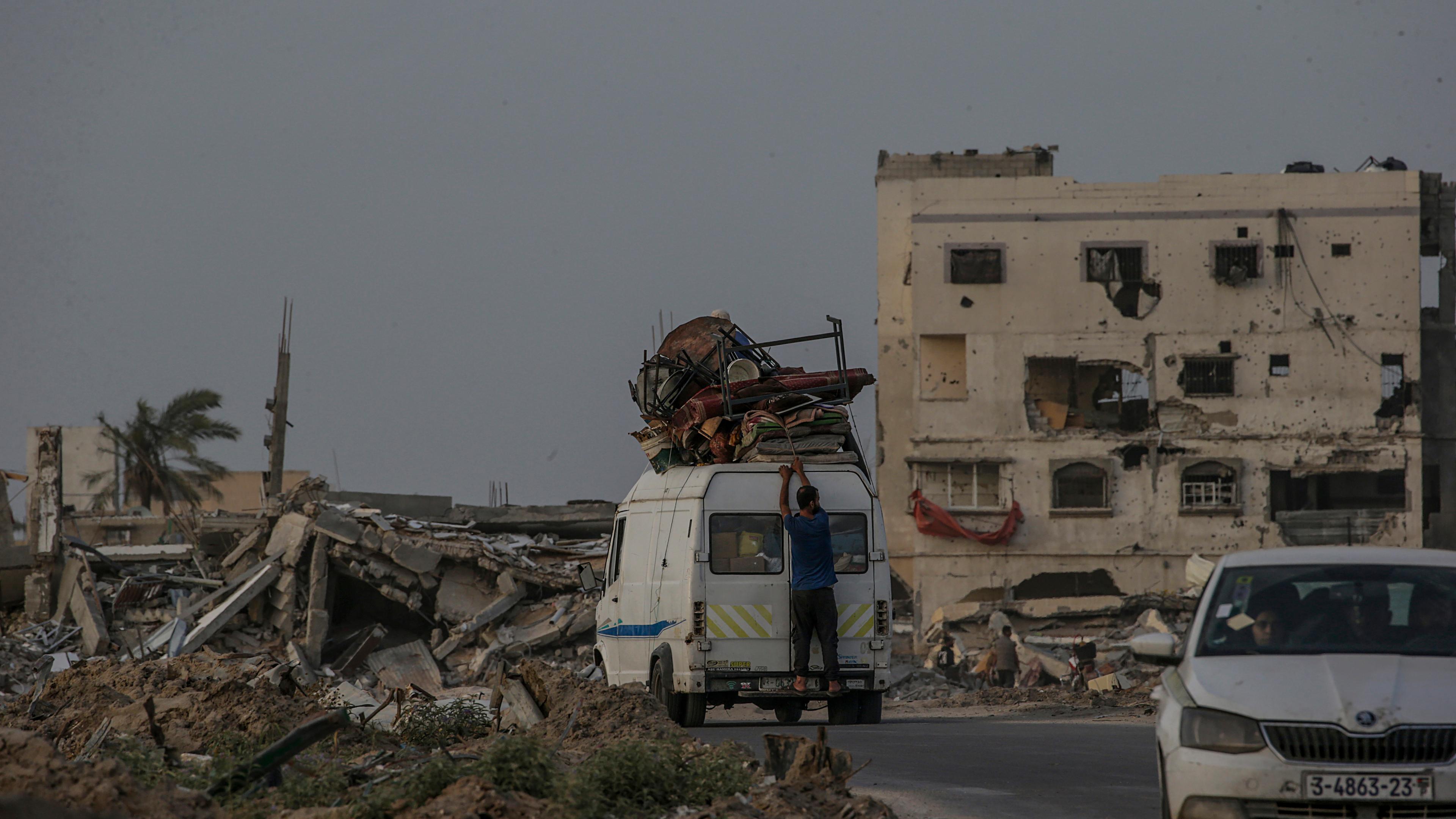 Internally displaced Palestinians leave Rafah after Israeli evacuation order