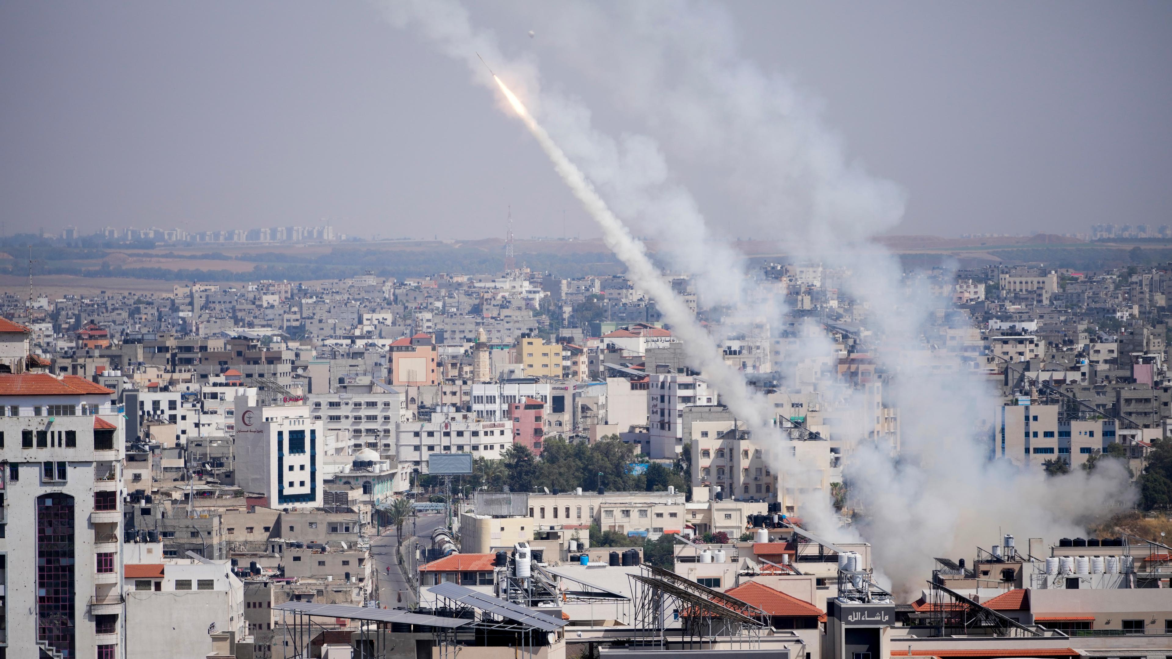 Raketen werden aus dem Gazastreifen in Richtung Israel abgefeuert.