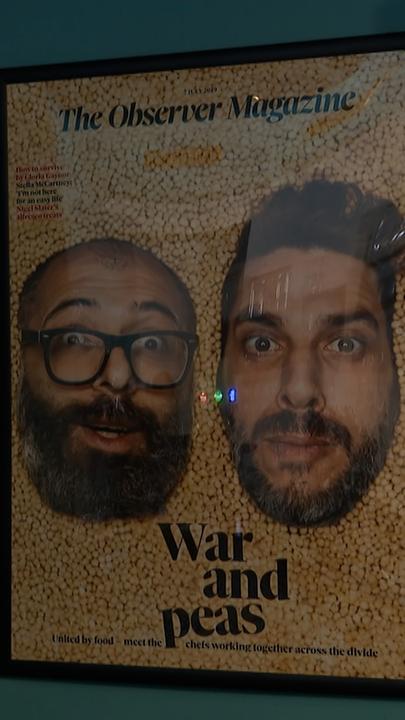 Israeli Oz Ben David betreibt mit seinem palästinensischen Freund Jalil Debit ein Restaurant in Israel. 