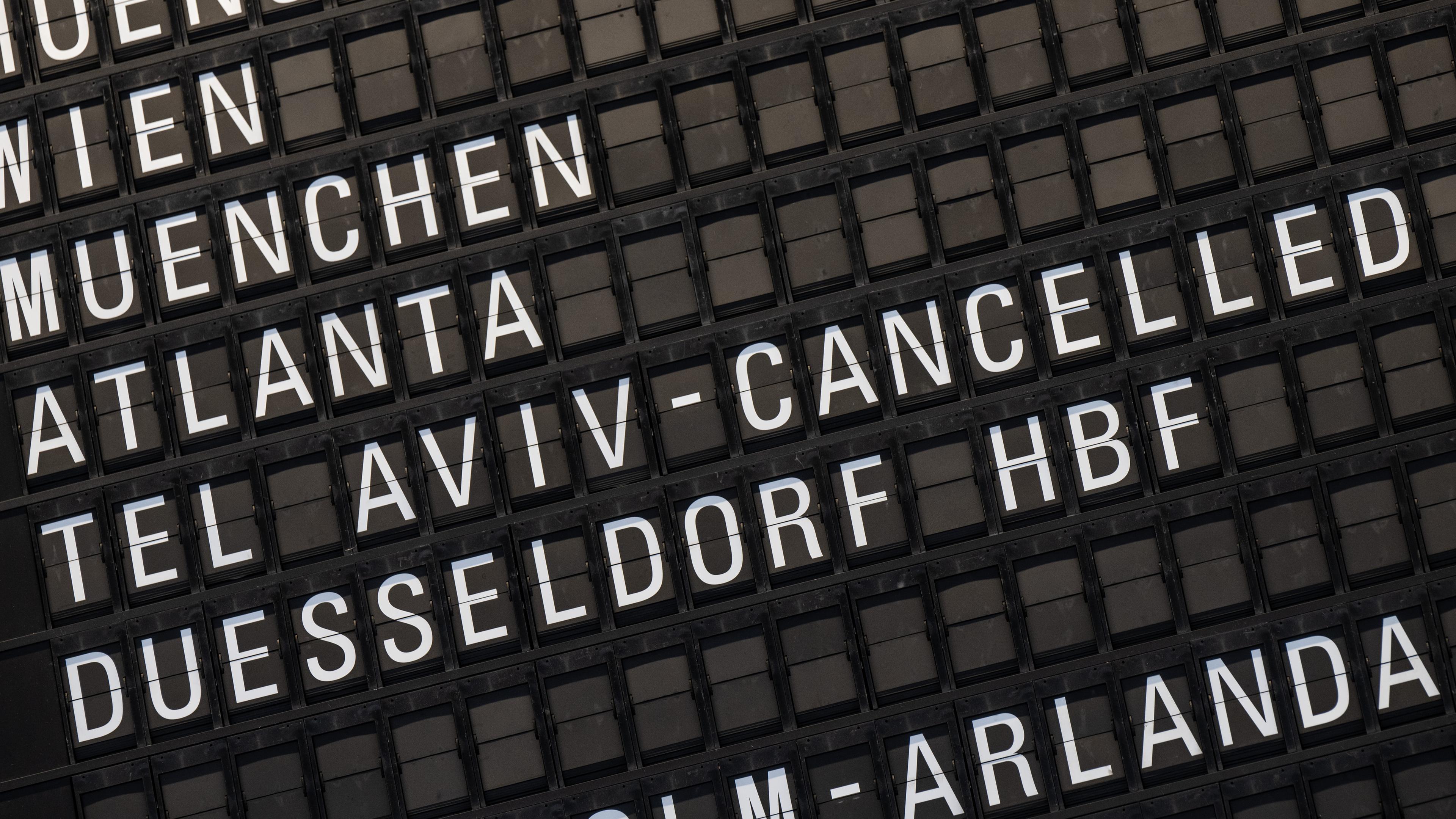 Die Anzeige am Flughafen Frankfurt zeigt, dass ein Flug nach Tel Aviv abgesagt (cancelled) wurde.