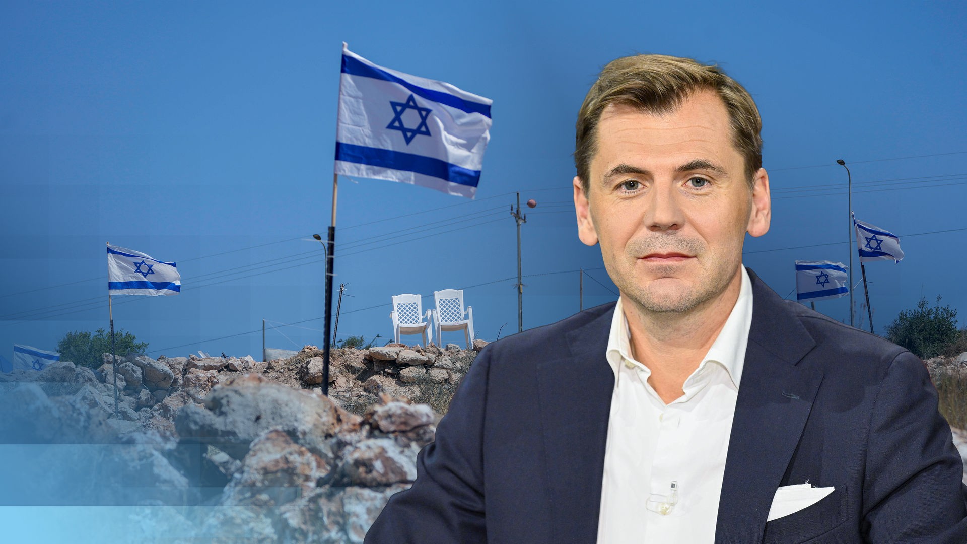 Nahost-Experte Daniel Gerlach, im Hintergrund Soldaten der israelischen Armee im Westjordanland. 
