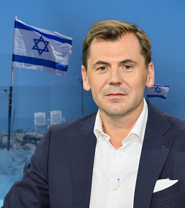 Nahost-Experte Daniel Gerlach, im Hintergrund Soldaten der israelischen Armee im Westjordanland. 