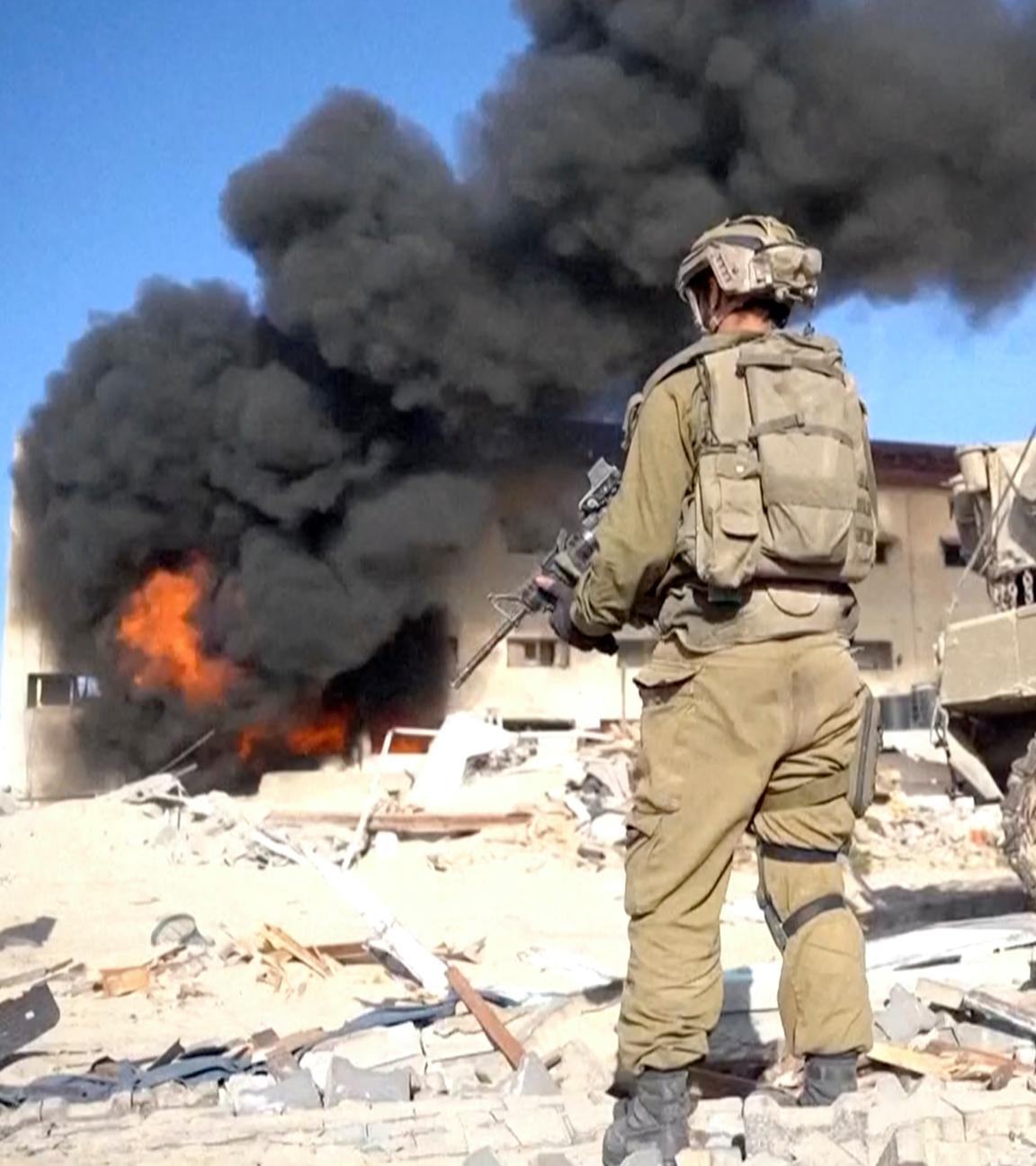 Israelischer Soldat vor einem brennenden Gebäude