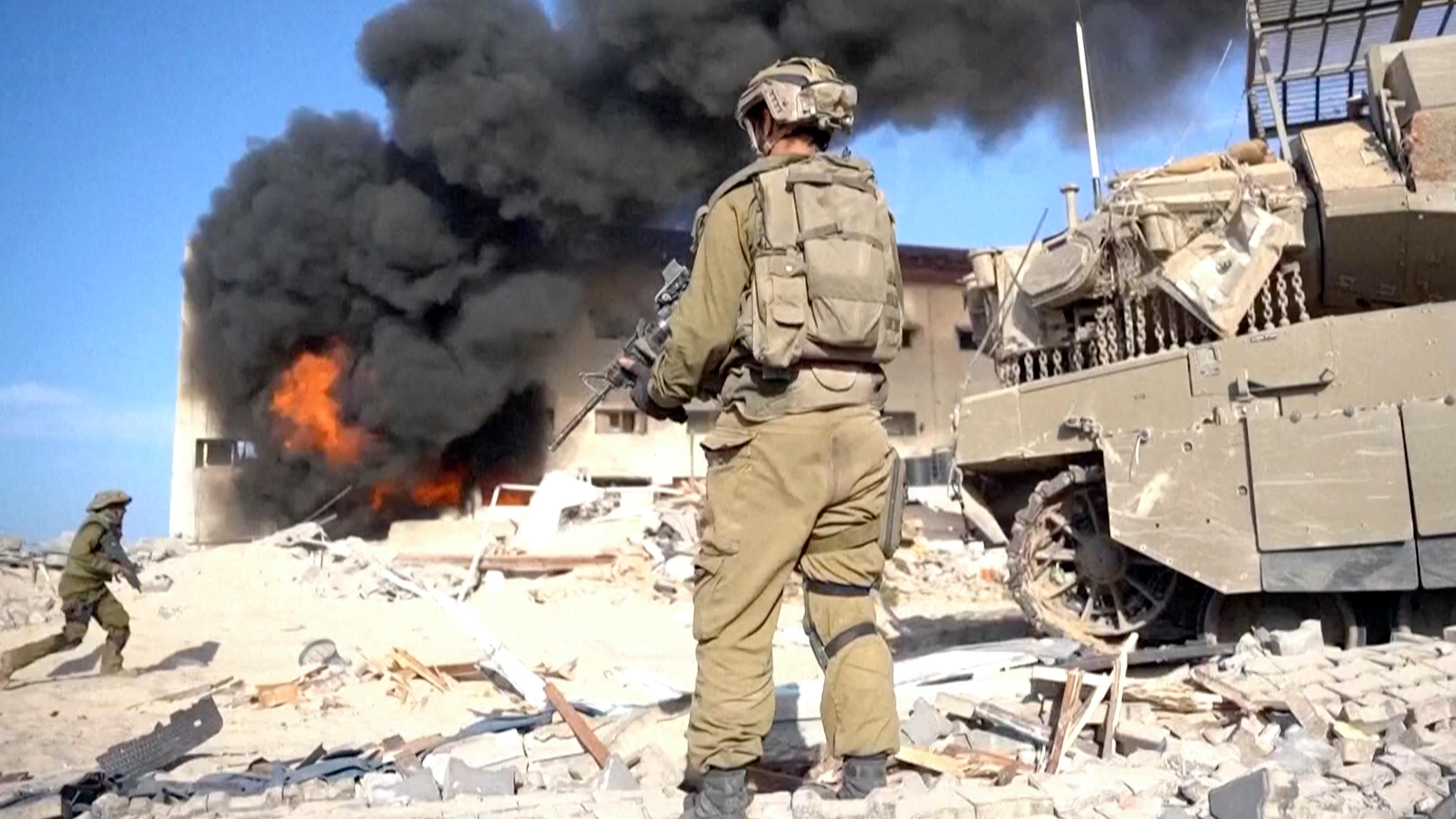 Israelischer Soldat vor einem brennenden Gebäude