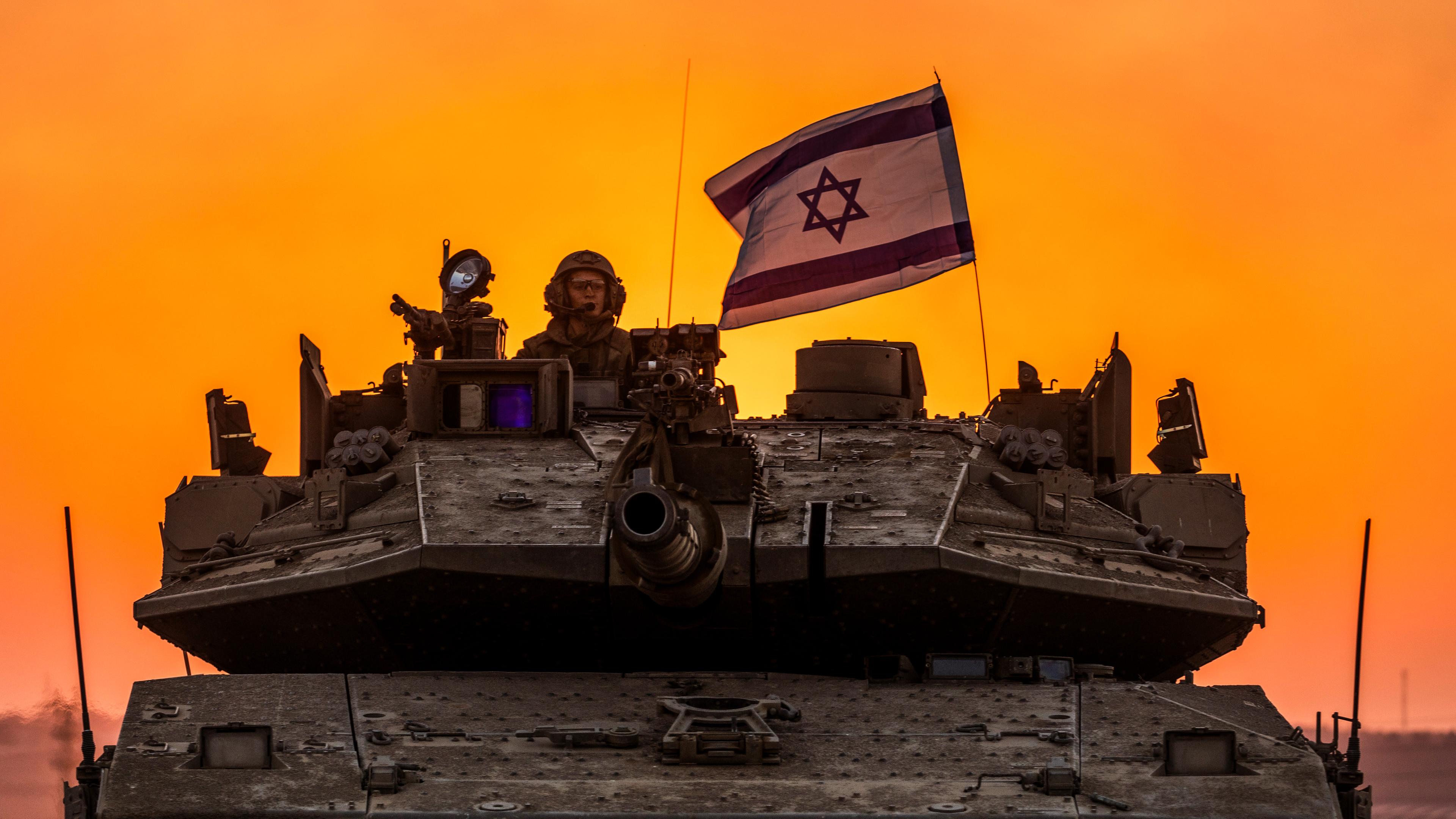 Israelische Soldaten auf einem Panzer in der Nähe der Grenze zwischen Israel und Gaza.