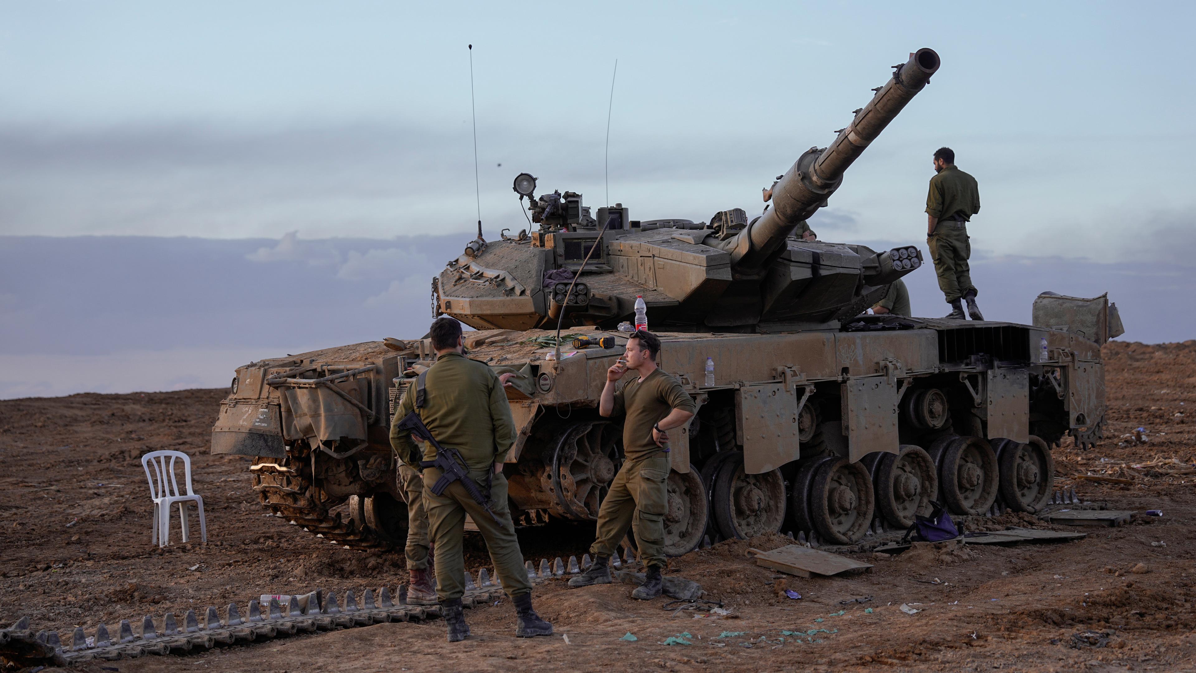 Israelische Soldaten arbeiten an einem Panzer in der Nähe der Grenze zum Gazastreifen