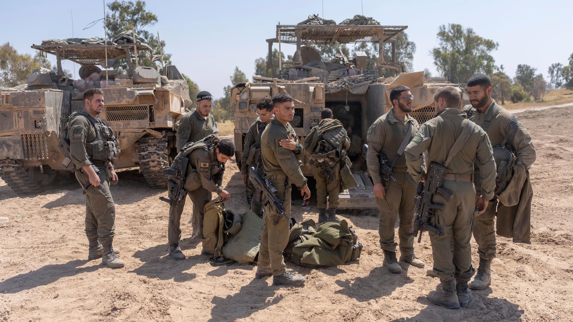 Nahostkonflikt: Israelische Streitkräfte stehen bei einem Mansschaftstransporter