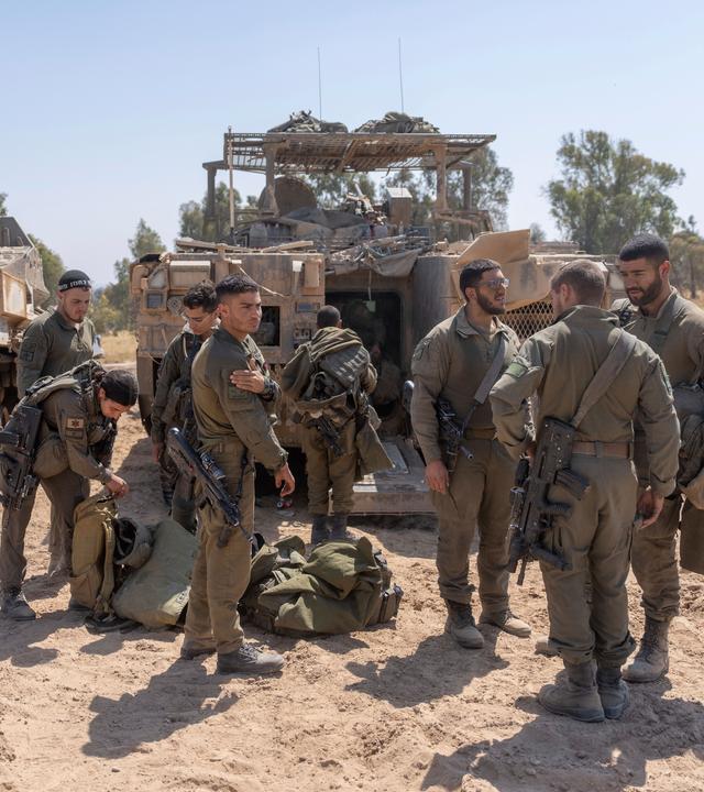 Nahostkonflikt: Israelische Streitkräfte stehen bei einem Mansschaftstransporter