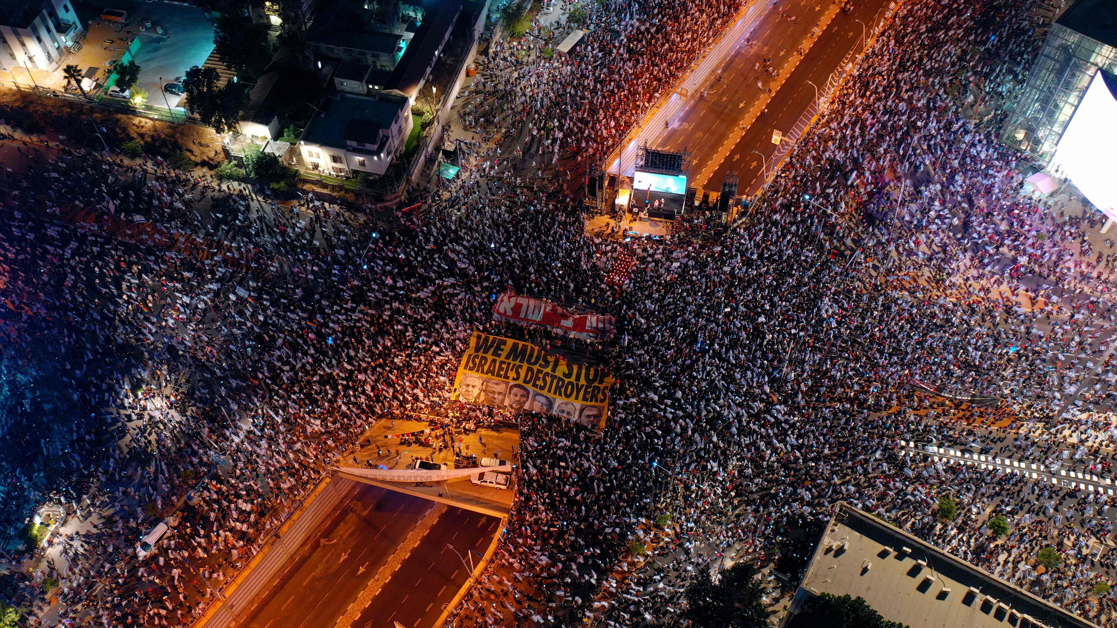 Tausende demonstrieren gegen die geplante Justizreform in Israel. 