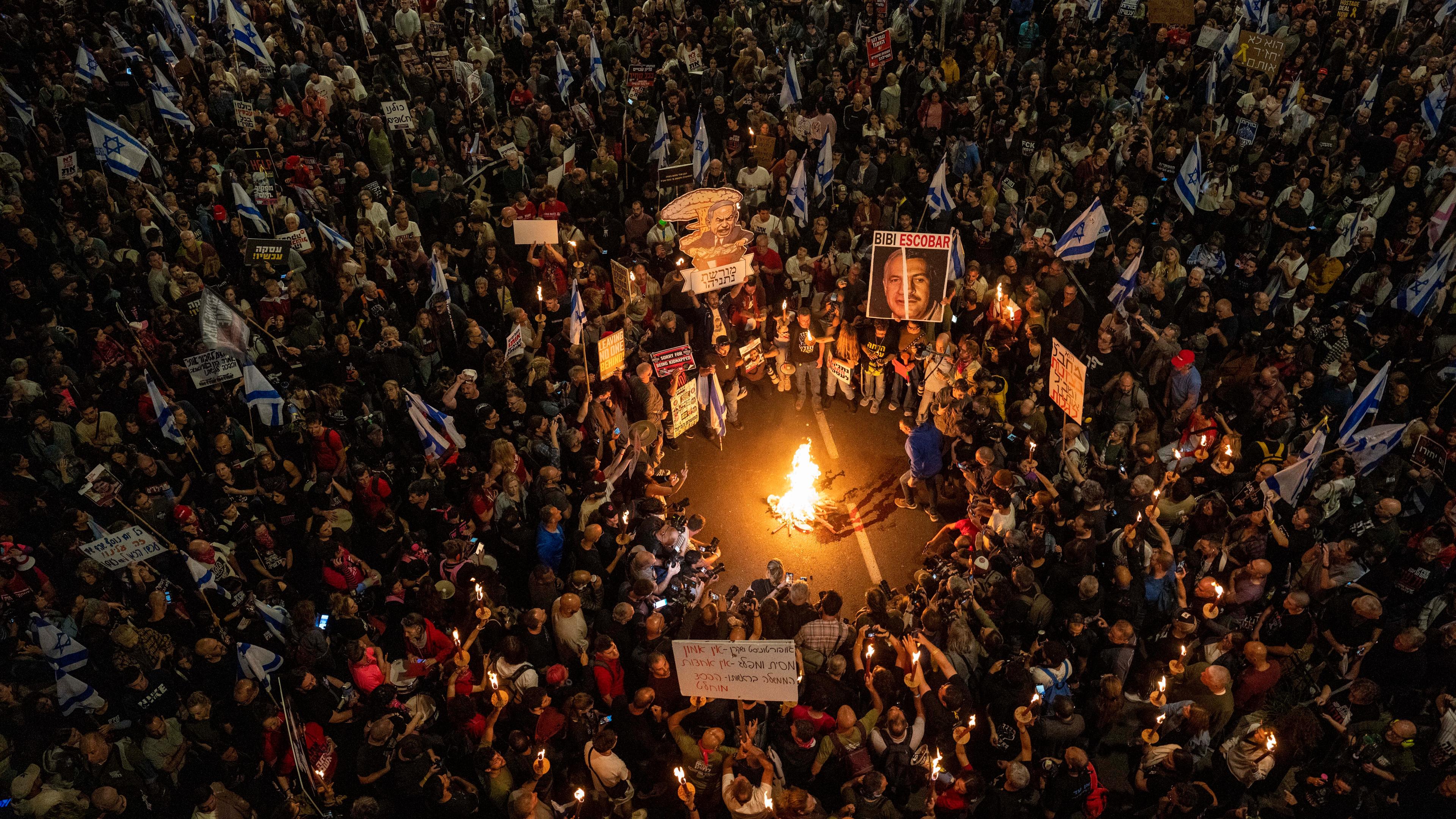 Zehntausende Menschen haben in Tel Aviv gegen Ministerpräsident Benjamin Netanjahu protestiert.
