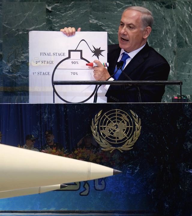 Montage; Rechts: Benjamin Netanyahu hält auf der UN-Versammlung die Illustration einer Bombe hoch, die als Schaubild für veschiedene Eskalationsstufen dienen soll. Links Raketenspitzen.