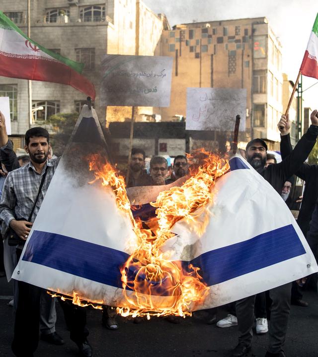 Auf einer Anti-Israel-Demonstration in Teheran verbrennen Demonstranten die israelische