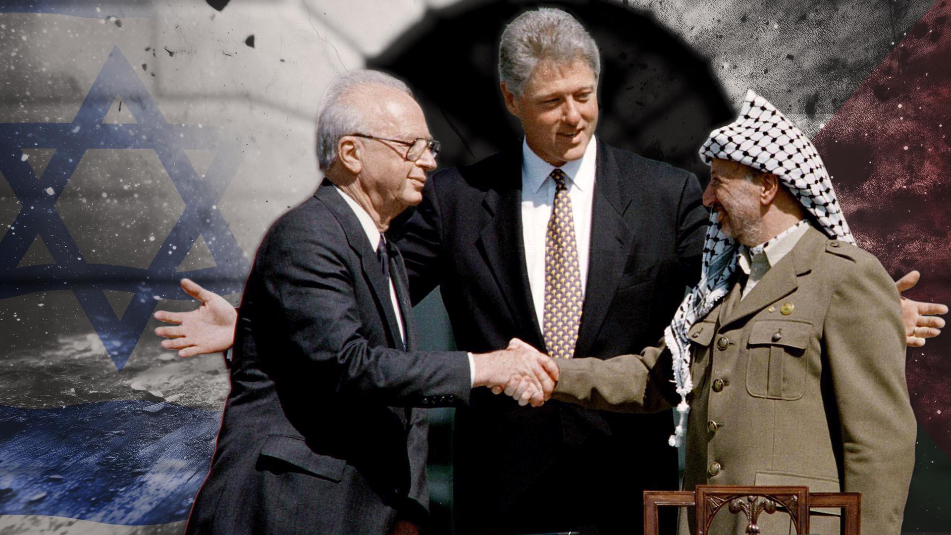 Montage: Foto vom 13. September 1993 anlässlich der Unterzeichnung des Oslo-Abkommens: Yitzhak Rabin und Yasir Arafat reichen sich die Hand während Bill Clinton zwischen ihnen steht. Im Hintergrund sind die Flaggen von Israel und Palästina abgebildet.