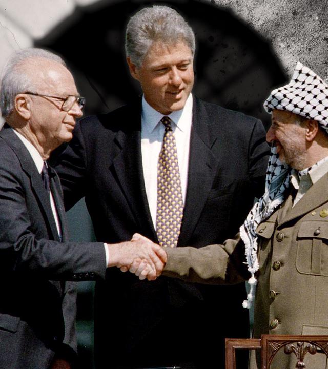 Montage: Foto vom 13. September 1993 anlässlich der Unterzeichnung des Oslo-Abkommens: Yitzhak Rabin und Yasir Arafat reichen sich die Hand während Bill Clinton zwischen ihnen steht. Im Hintergrund sind die Flaggen von Israel und Palästina abgebildet.