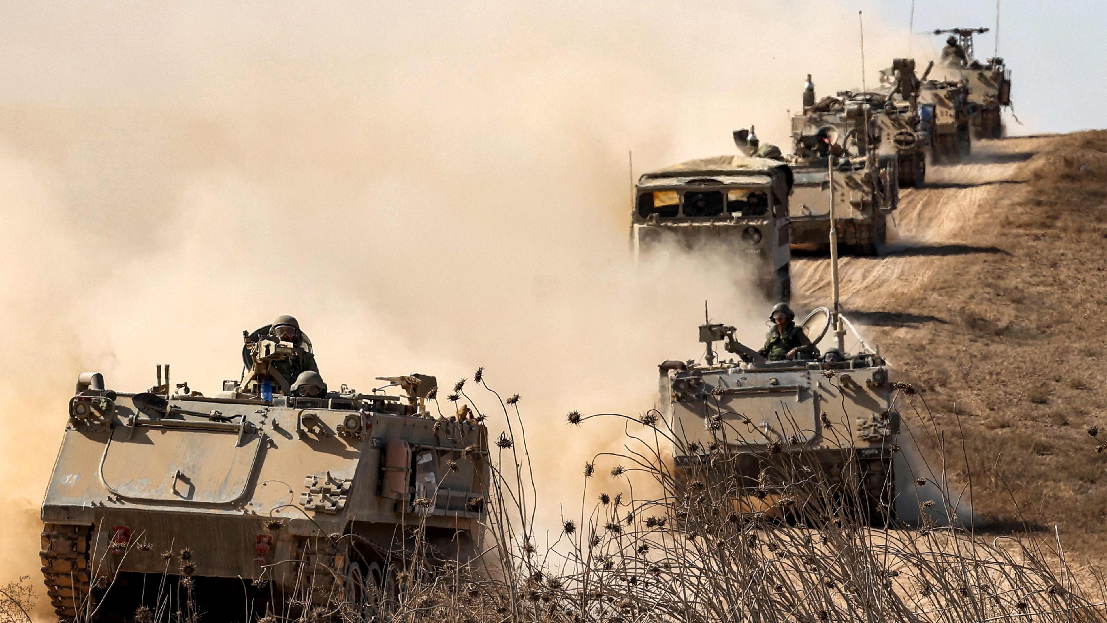 Infanterie-Kampffahrzeuge (IFVs) der israelischen Armee werden am 13. 10. 2023 entlang der Grenze zum Gazastreifen im Süden Israels stationiert. 