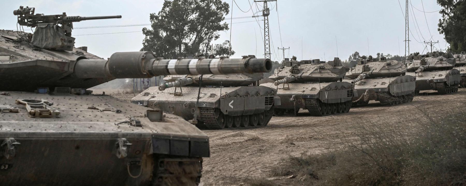 Kampfpanzer der israelischen Armee werden entlang