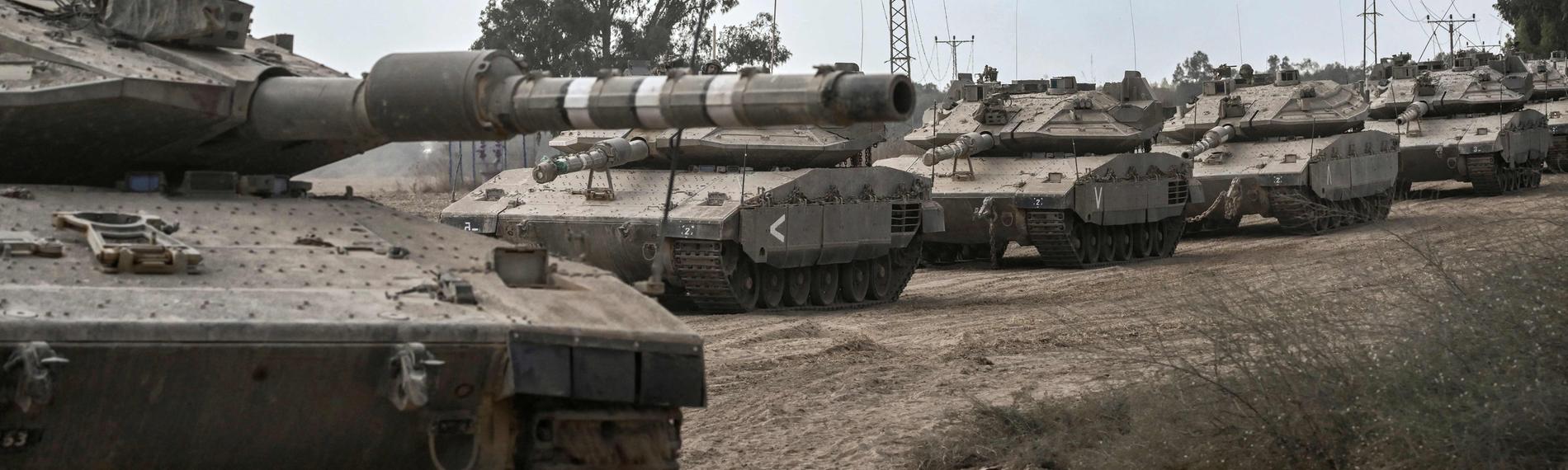 Kampfpanzer der israelischen Armee werden entlang