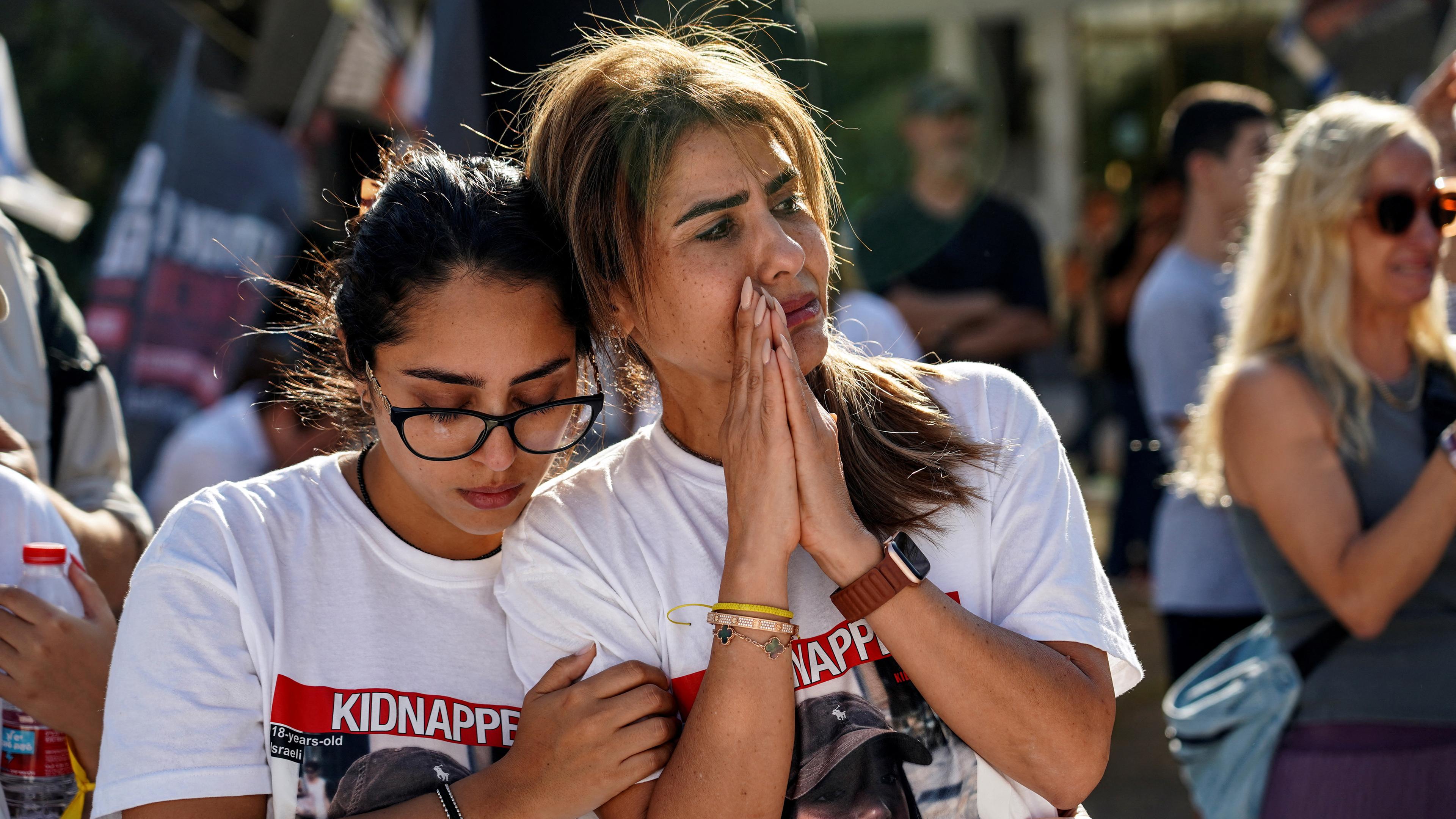 Frauen trauern bei einer Veranstaltung für die Familien von Israelis, die vermisst werden oder als Geiseln gehalten werden. (20.10.2023)