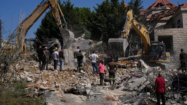 Libanon: Nach Luftangriffen Isreals suchen Helfer in Trümmern nach Überlebenden. 