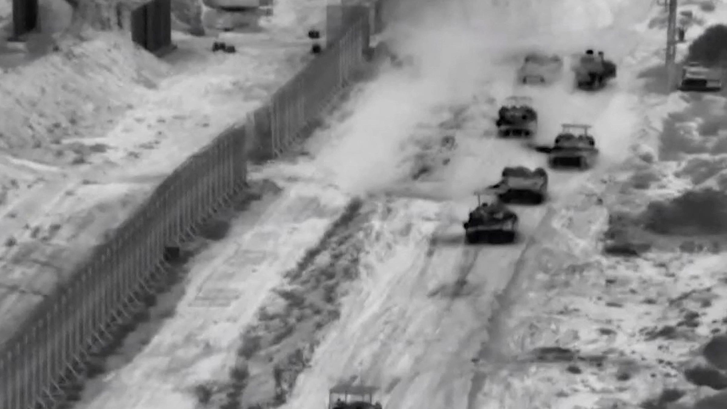 Dieser Screenshot aus Handout-Aufnahmen, die von der israelischen Armee am 26. Oktober 2023 veröffentlicht wurden, zeigt einen Einsatz mit Panzern und Infanterie im nördlichen Gazastreifen. 