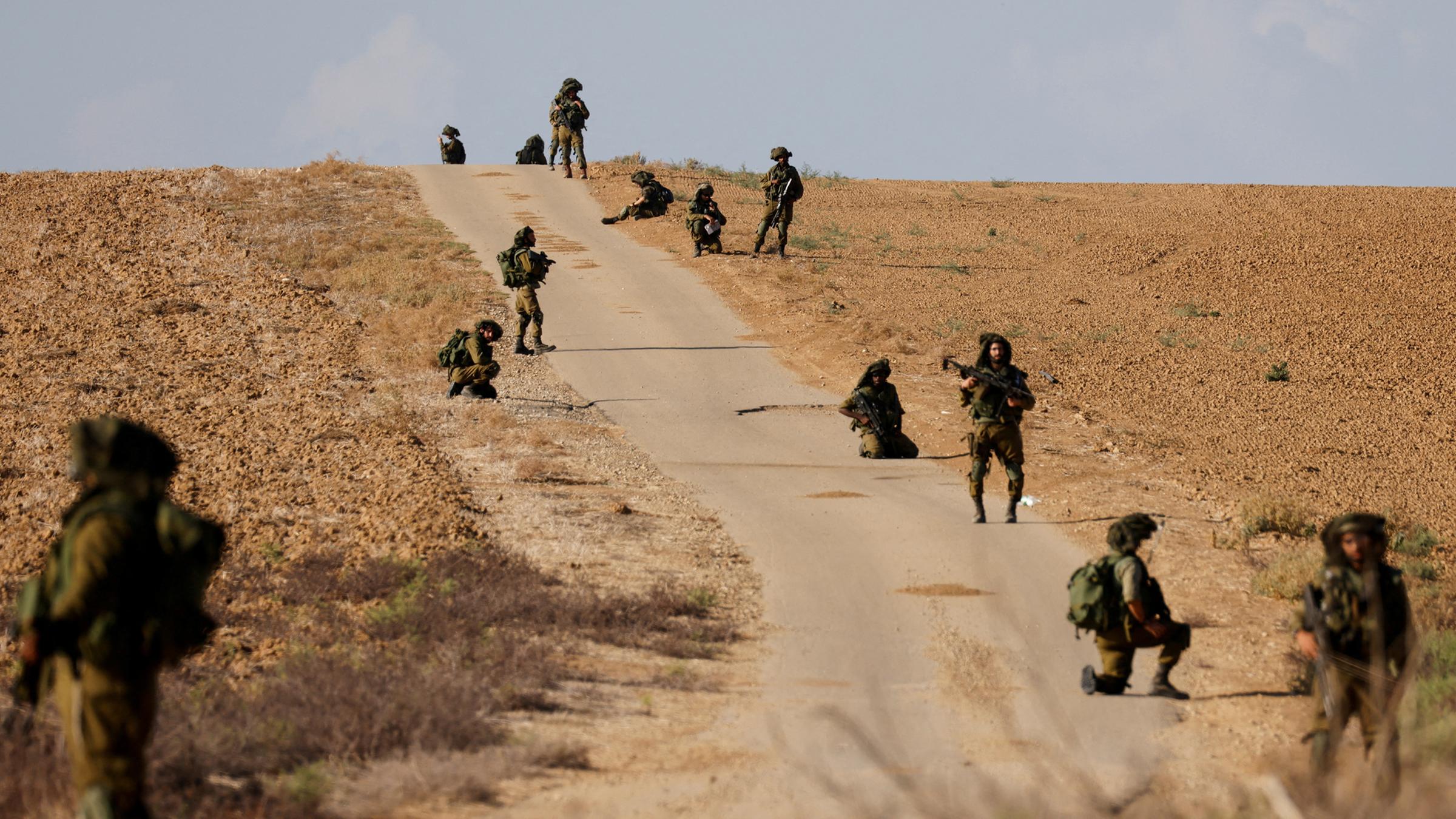Israelische Soldaten patrouillieren in der Nähe der israelischen Grenze zum Gazastreifen im Süden Israels am 19.10.2023. 