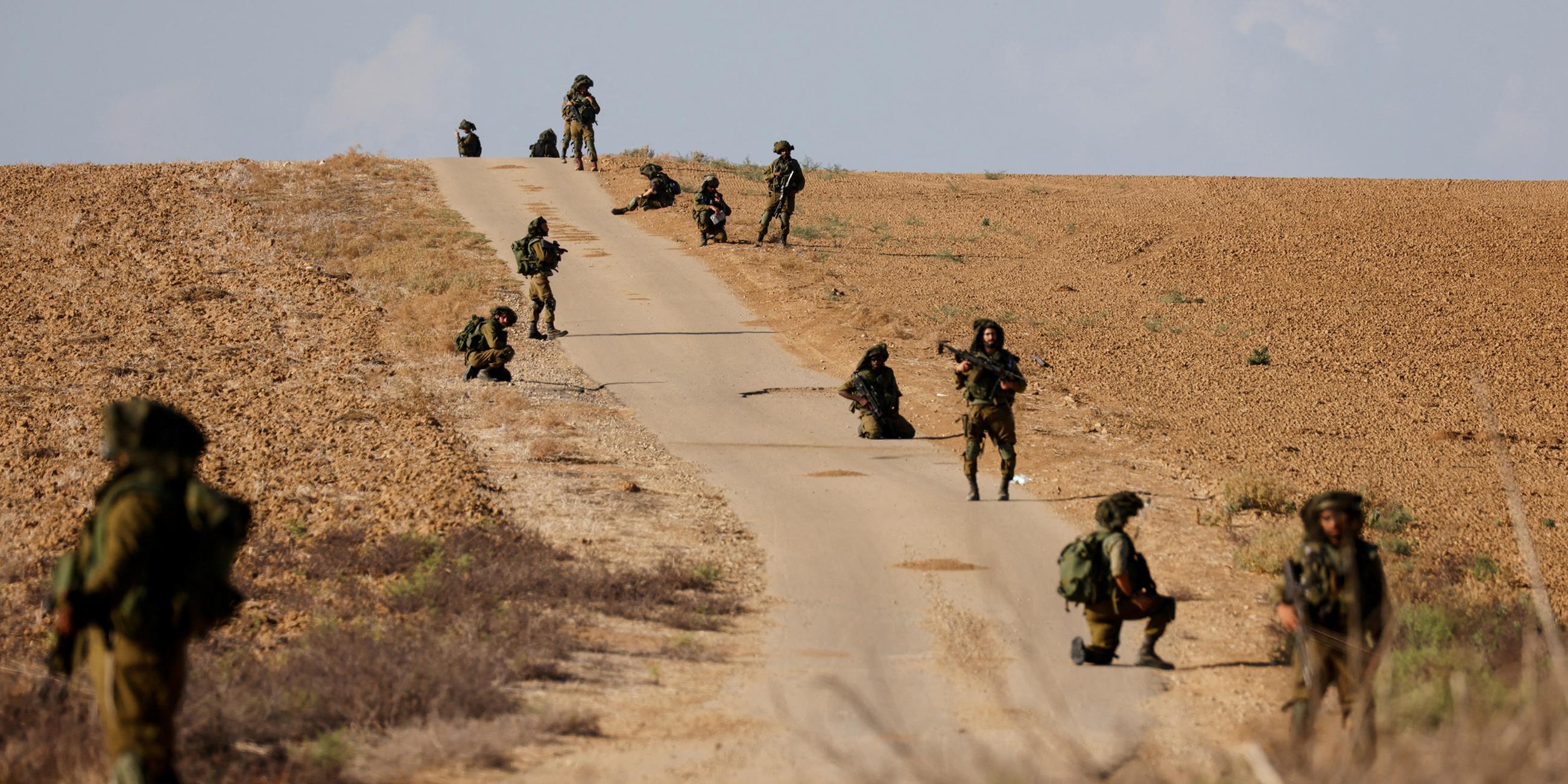 Israelische Soldaten patrouillieren in der Nähe der israelischen Grenze zum Gazastreifen im Süden Israels am 19.10.2023. 