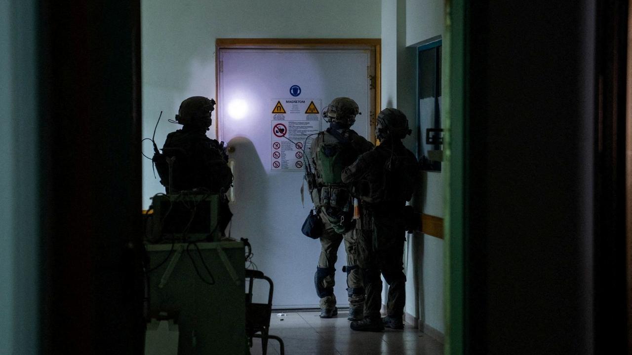 Israelische Soldaten inspizieren den Krankenhauskomplex Al-Schifa