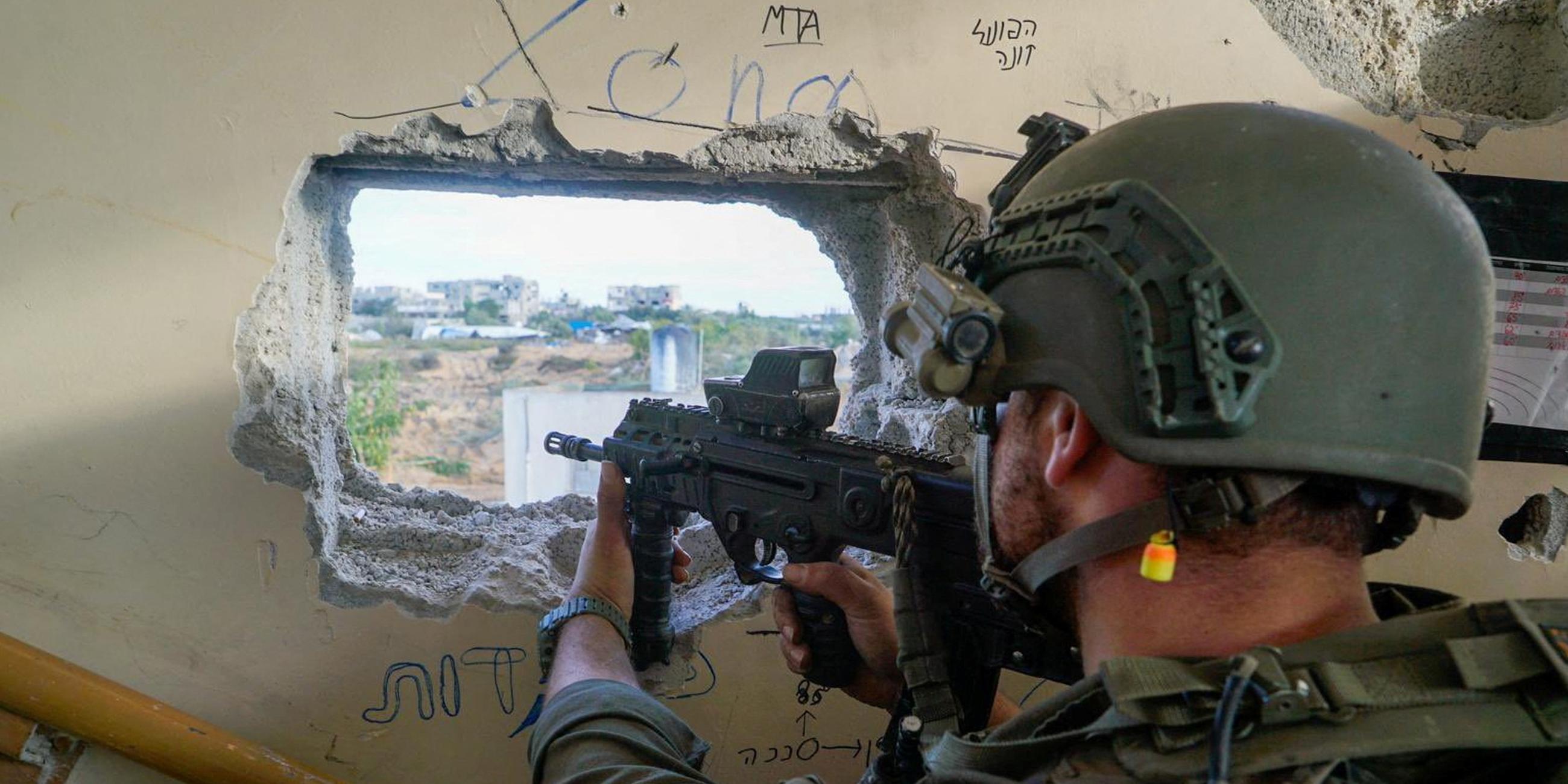 Ein israelischer Soldat zielt auf eine Waffe, während er im Gazastreifen operiert, nachdem ein vorübergehender Waffenstillstand zwischen Israel und der palästinensischen islamistischen Gruppe Hamas ausgelaufen ist, auf diesem Handout-Bild, das am 1. 12. 2023 veröffentlicht wurde. 