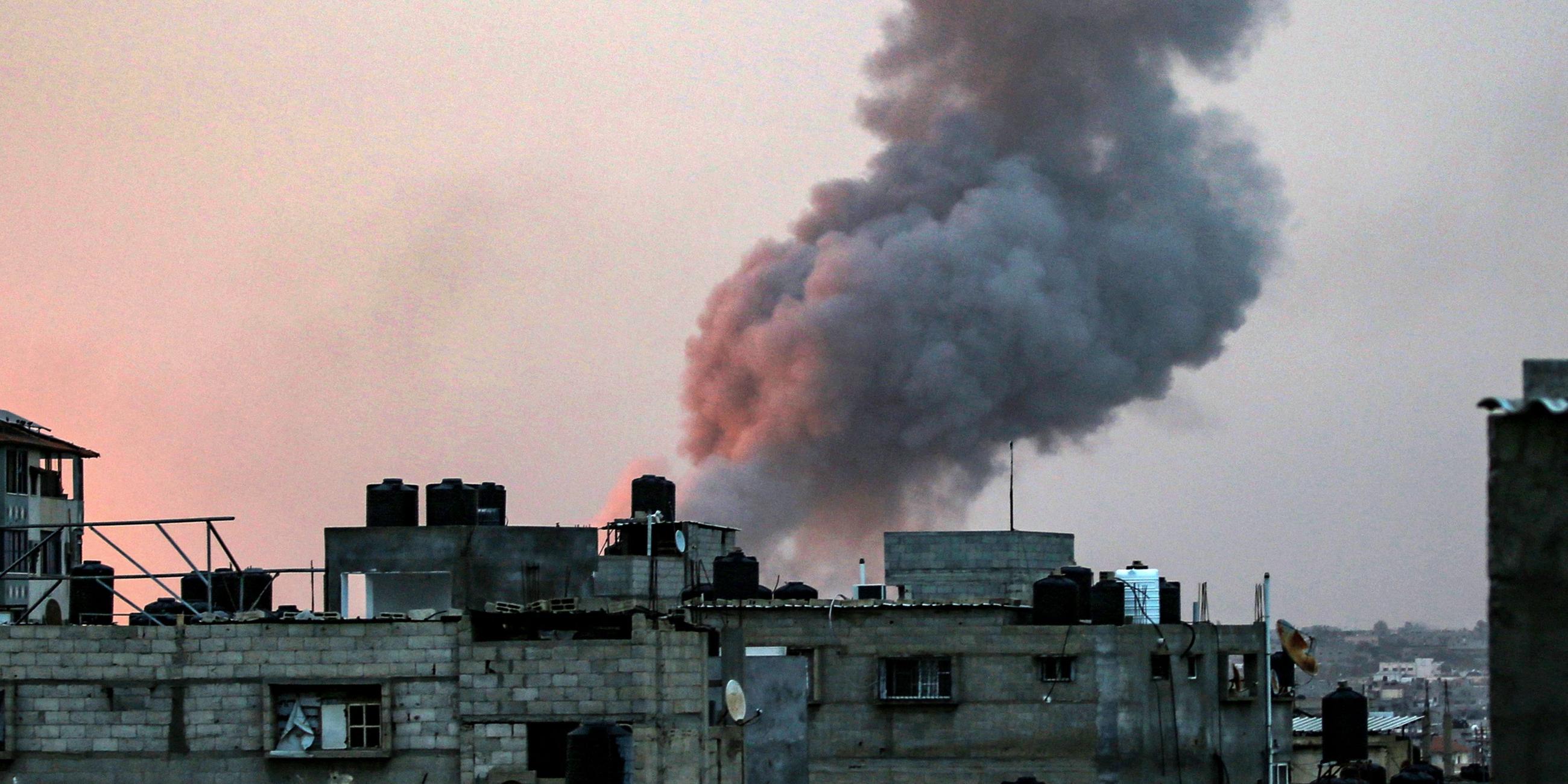 Während eines israelischen Angriffs am frühen Morgen auf Rafah im südlichen Gazastreifen steigt Rauch über Gebäuden auf
