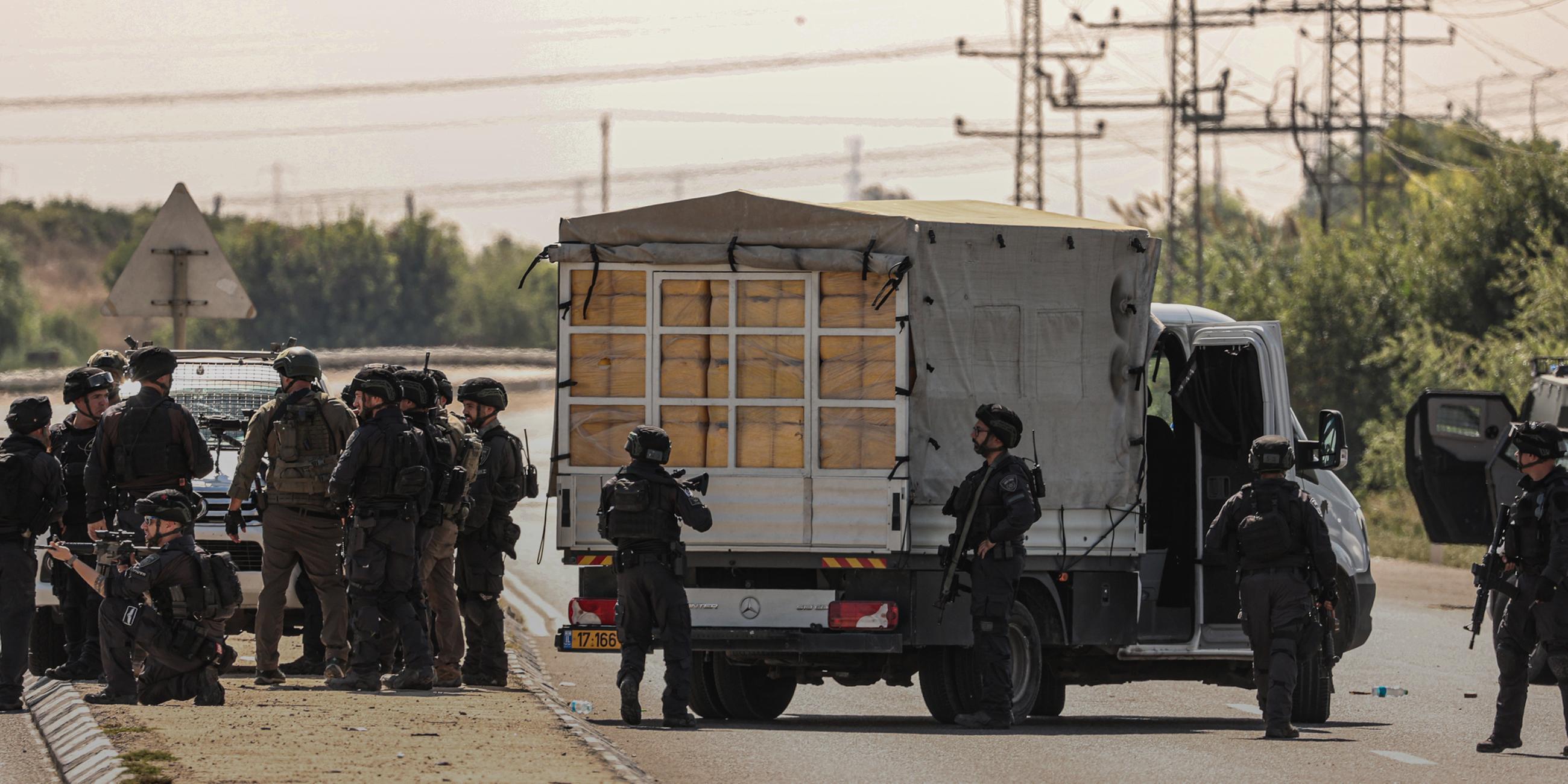 Mitglieder der israelischen Armee beziehen nach einem Raketenangriff aus Gaza Stellung in der Gegend von Zikim. (07.10.2023)